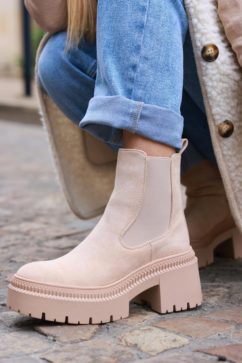 Bottines chelsea en suédine beige à talon crantes