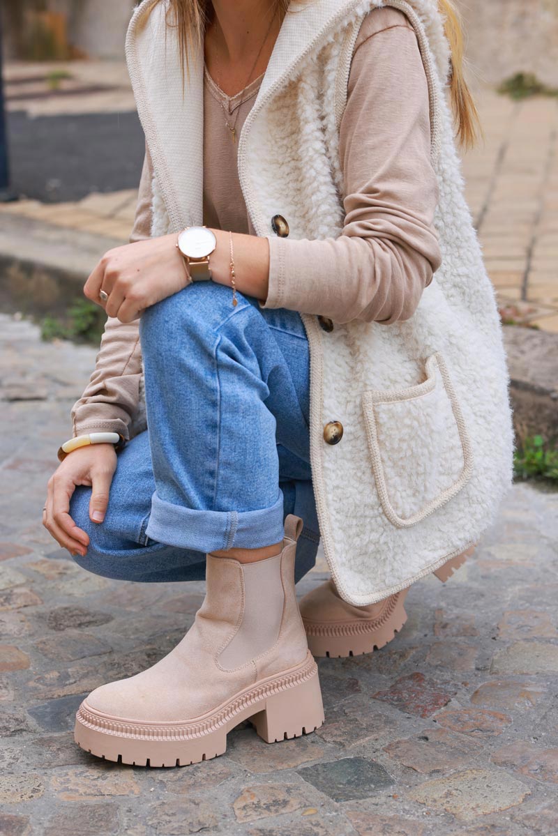 Bottines chelsea en suédine beige à talon crantes