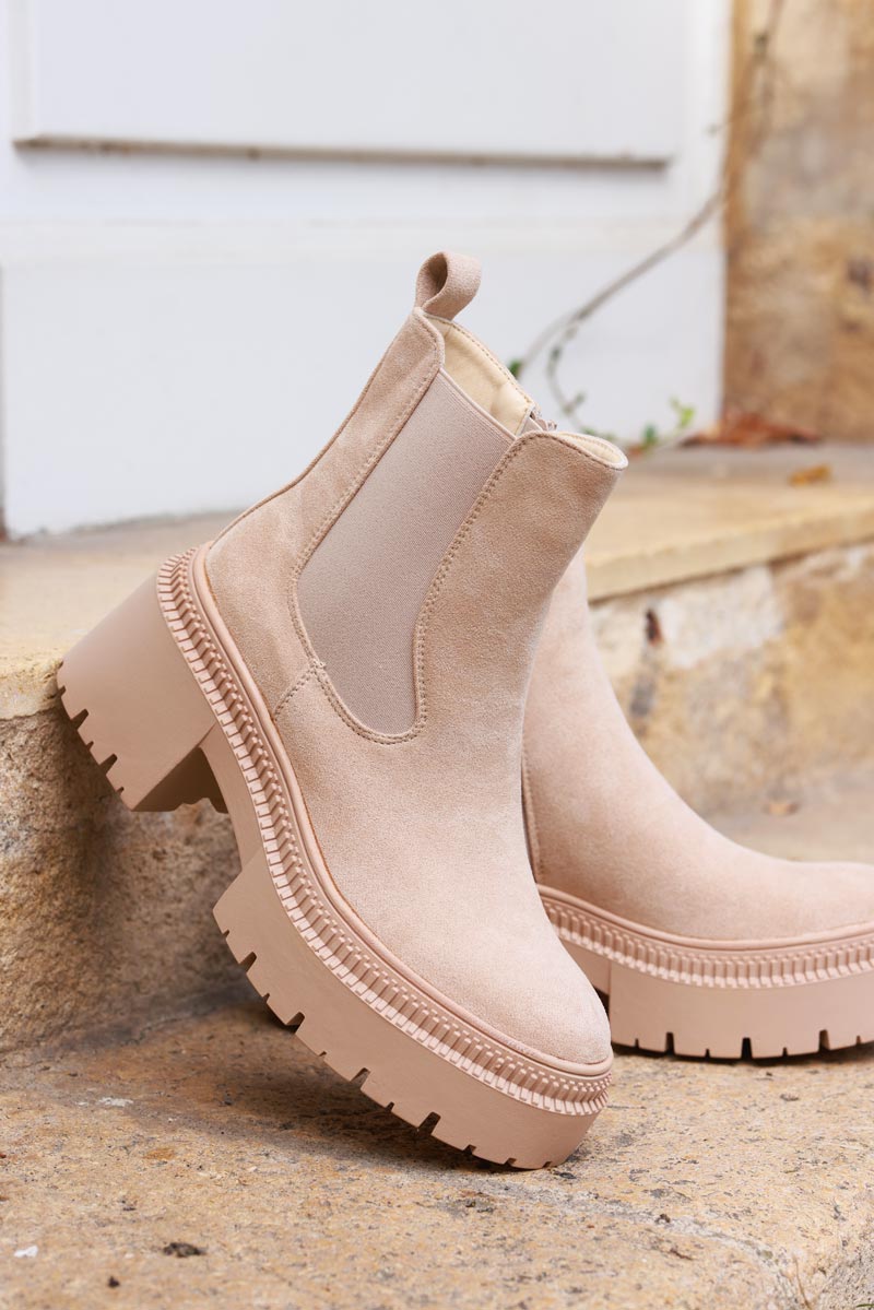 Bottines chelsea en suédine beige à talon crantes
