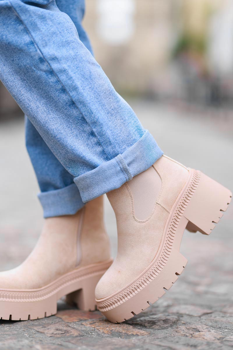 Bottines chelsea en suédine beige à talon crantes