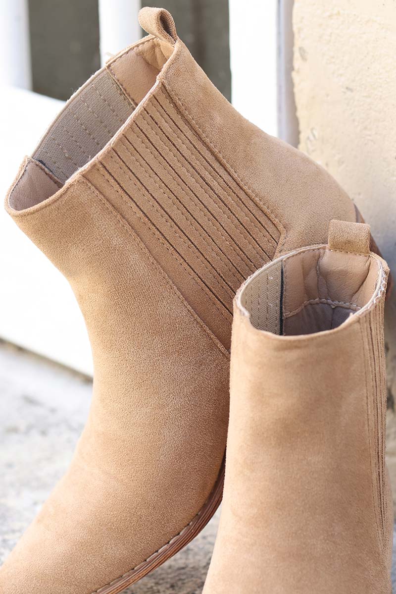 Bottines femme beige matière suédine boots chelsea talons look bohème hippie G054