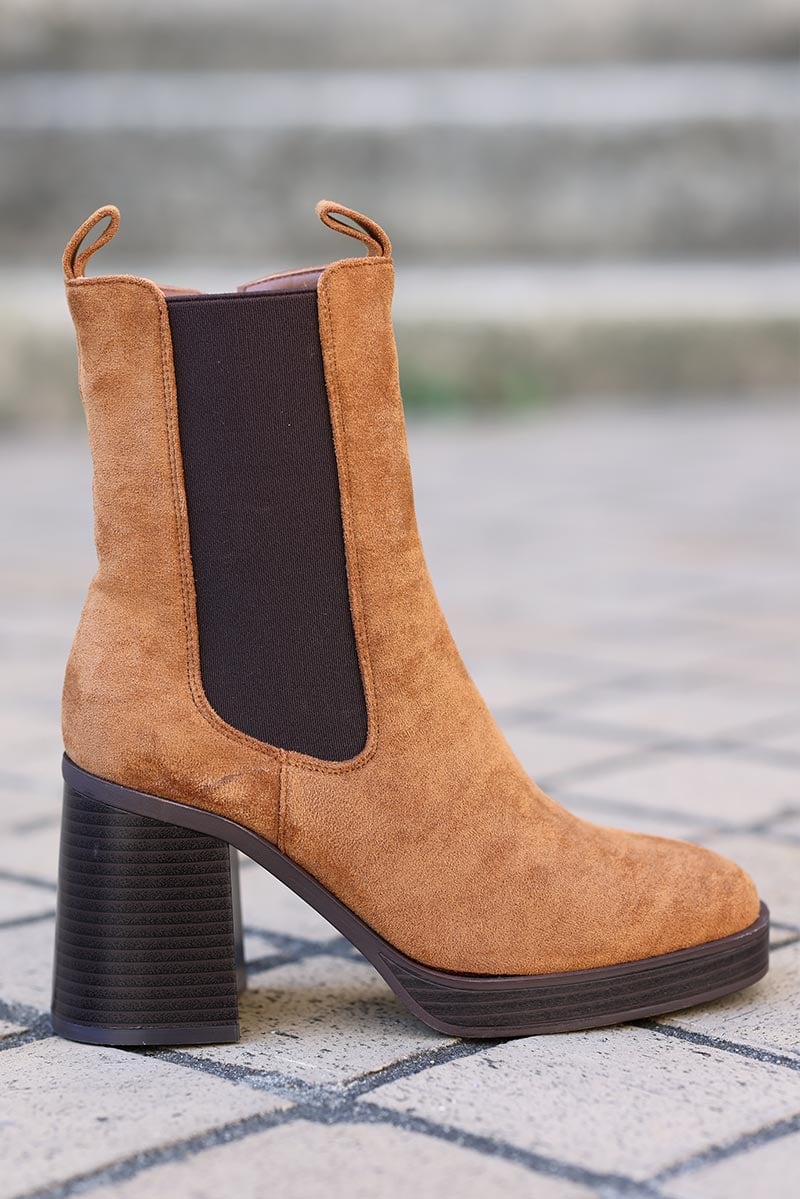 Chunky high heel chelsea boots in camel suedette Horizons Lointains