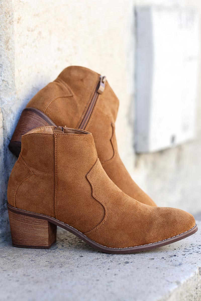 Bottines camel en su dine et surpiqures