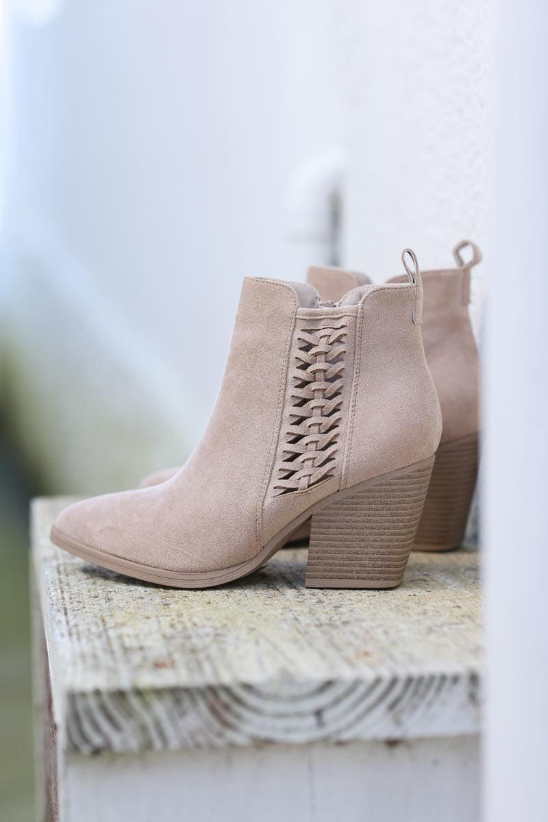 Bottines suédine beige à talon tressage ajouré