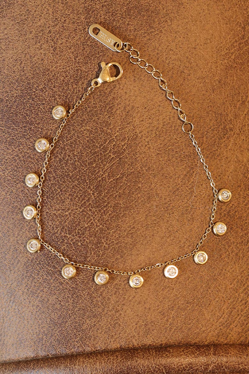 Pulsera de cadena fina de oro con colgantes de strass.