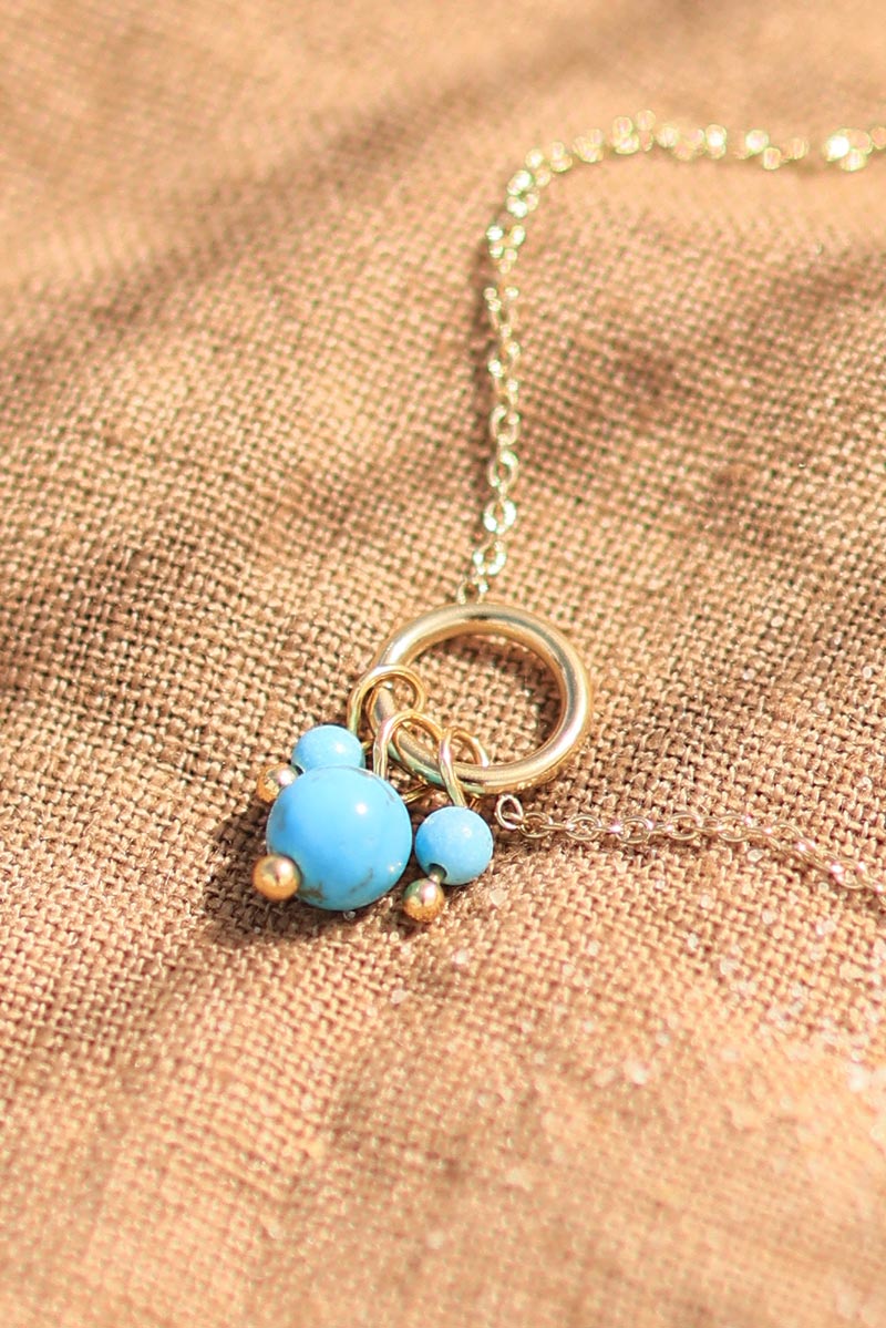 Pulsera de cadena fina con colgante de cuentas de turquesa