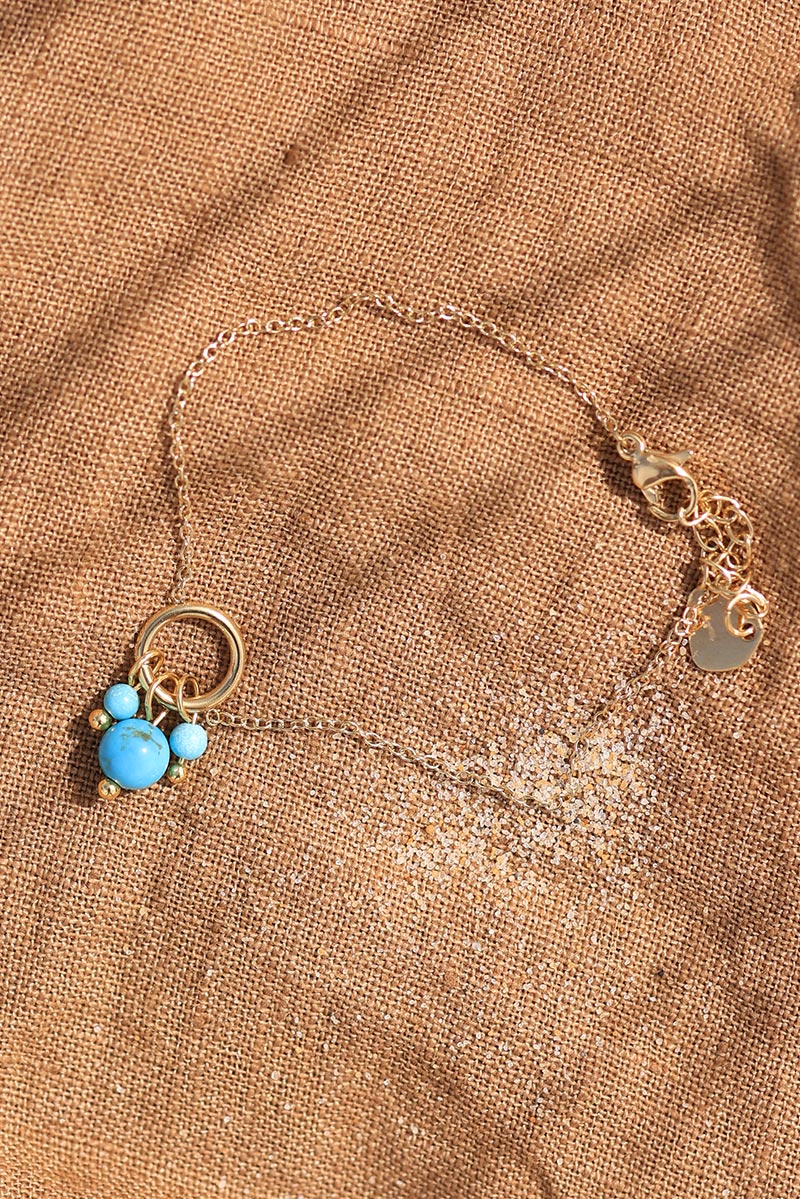 Pulsera de cadena fina con colgante de cuentas de turquesa