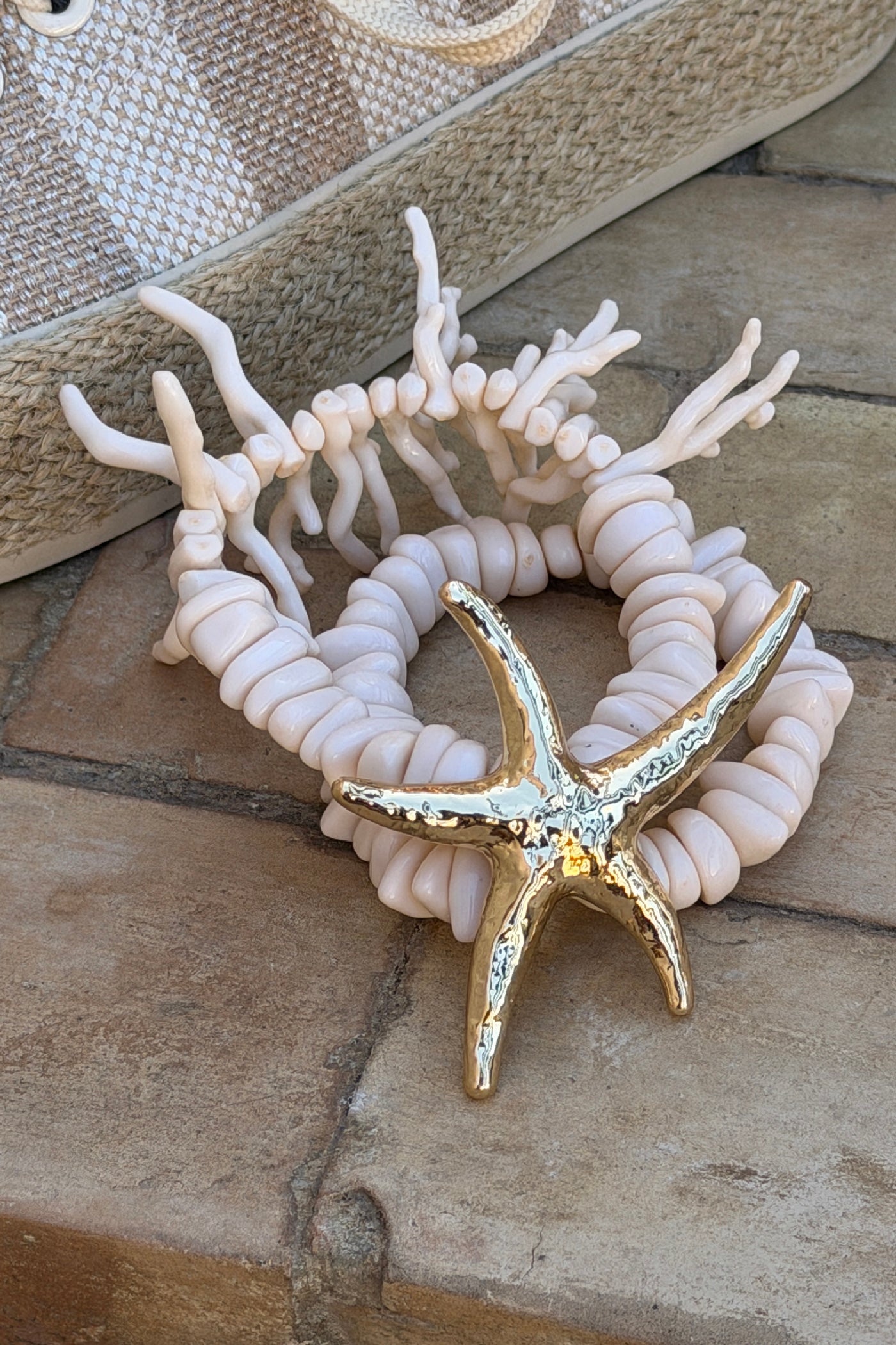 Bracelet double élastique perles beige effet corail étoile de mer dorée