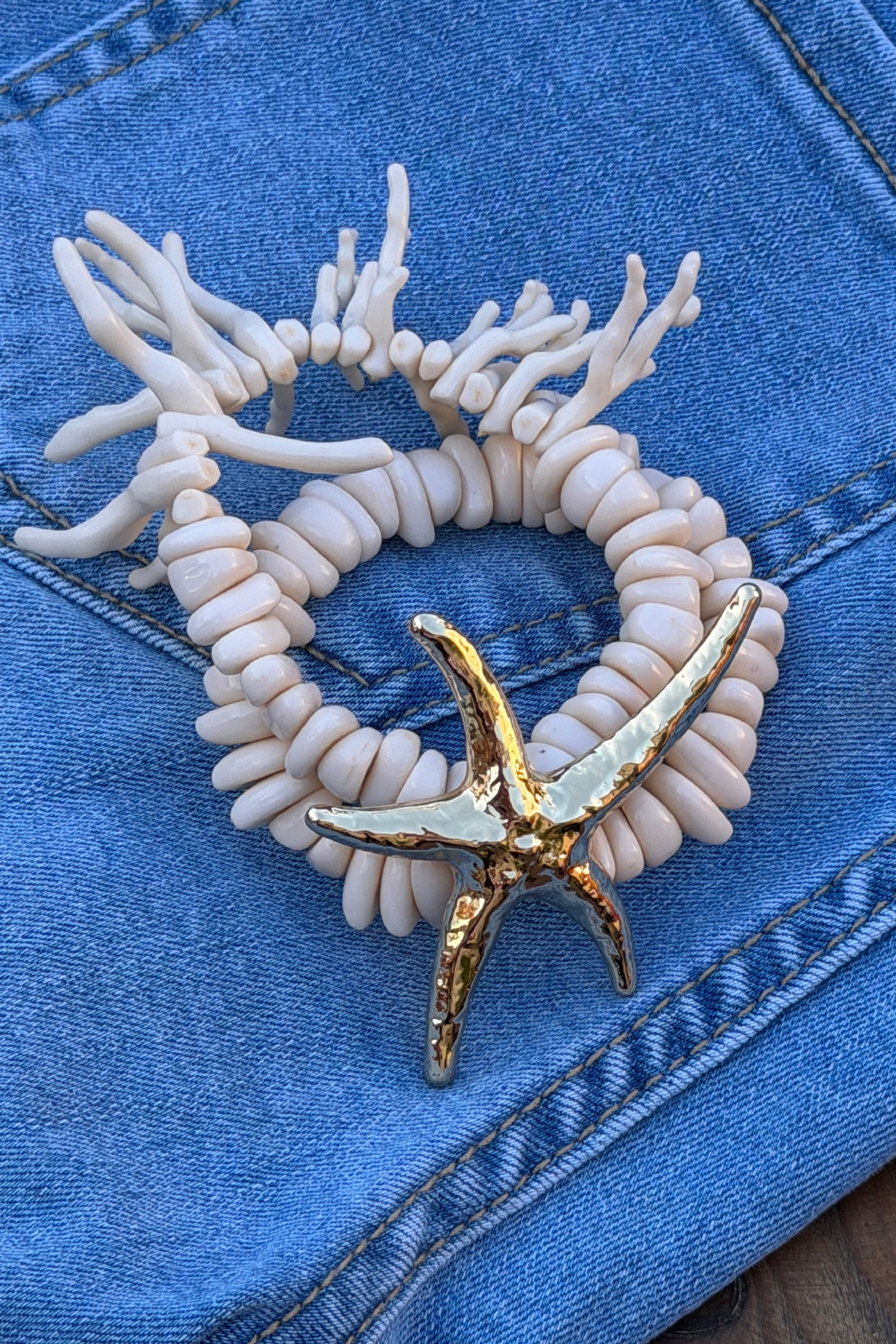 Bracelet double élastique perles beige effet corail étoile de mer dorée