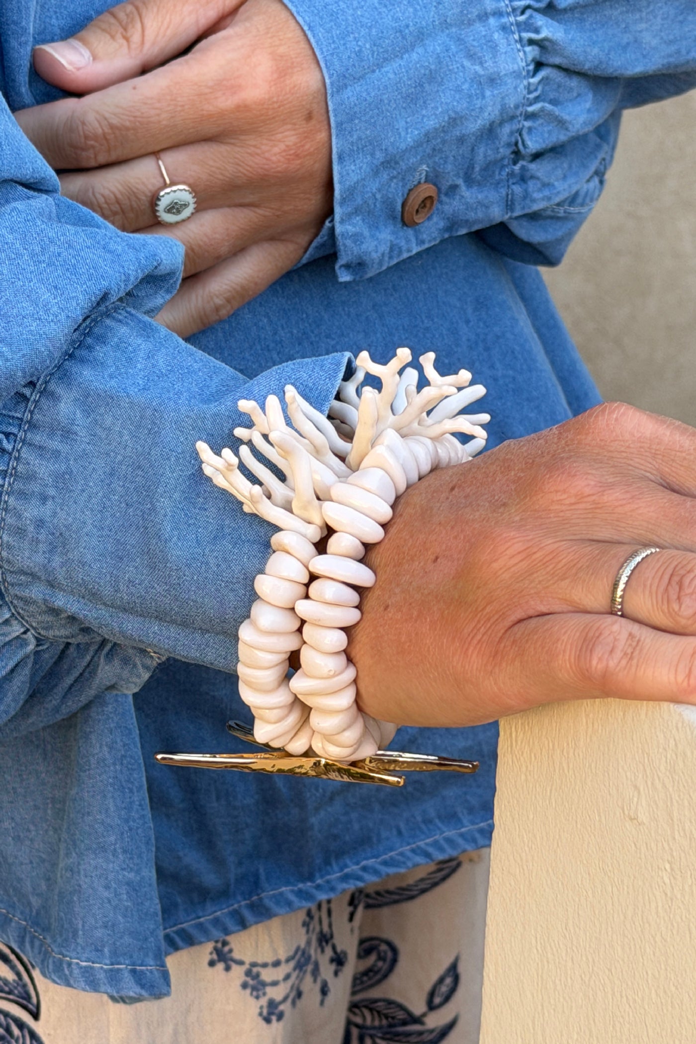 Bracelet double élastique perles beige effet corail étoile de mer dorée