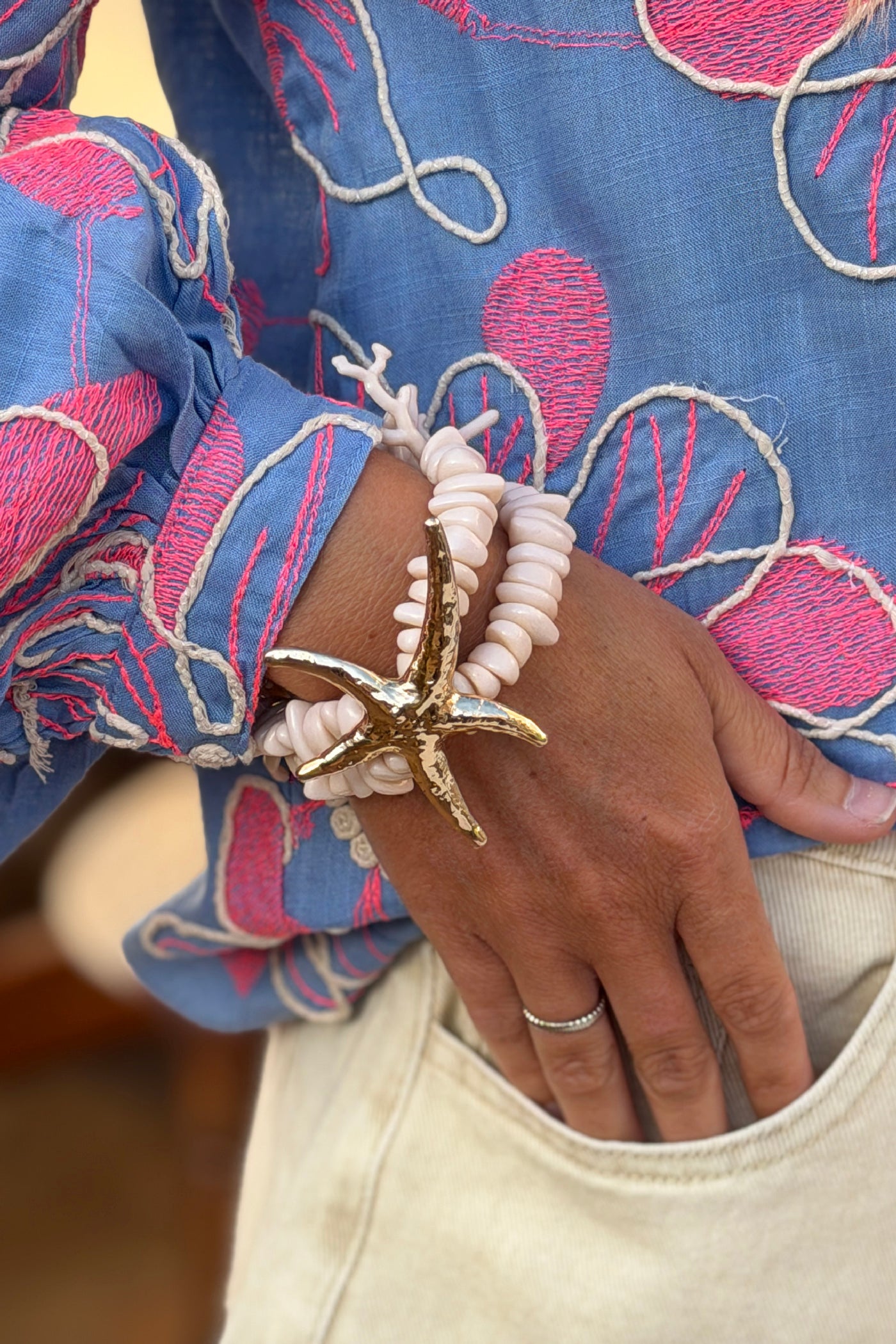 Bracelet double élastique perles beige effet corail étoile de mer dorée