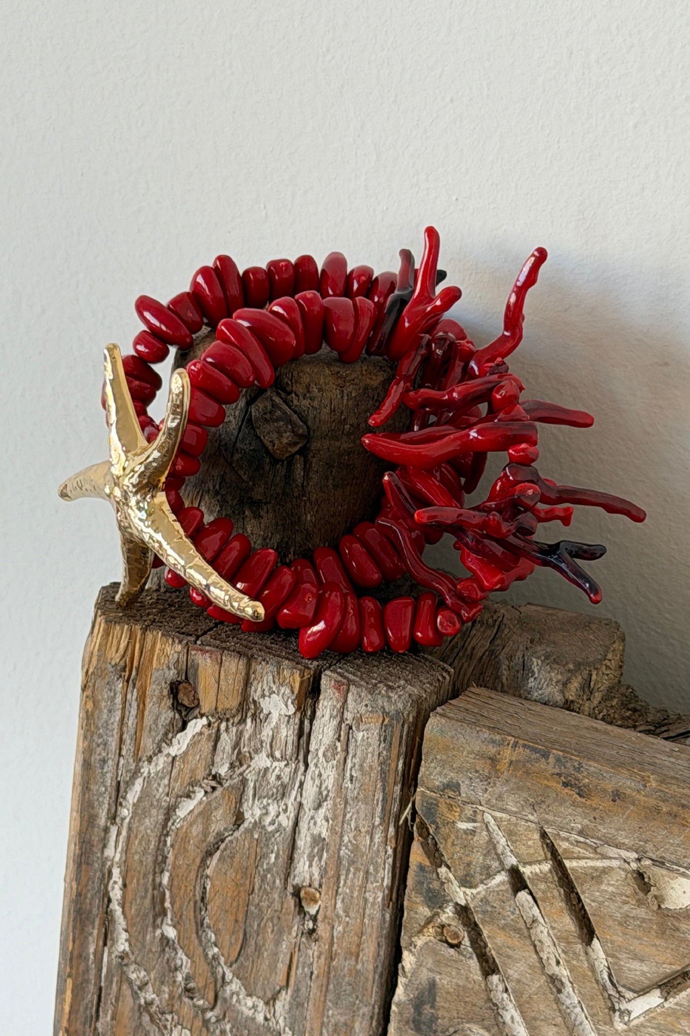 Bracelet double élastique perles effet corail étoile de mer dorée