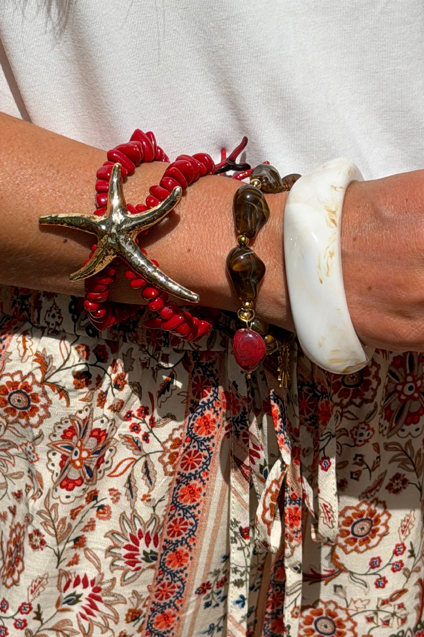 Bracelet double élastique perles effet corail étoile de mer dorée