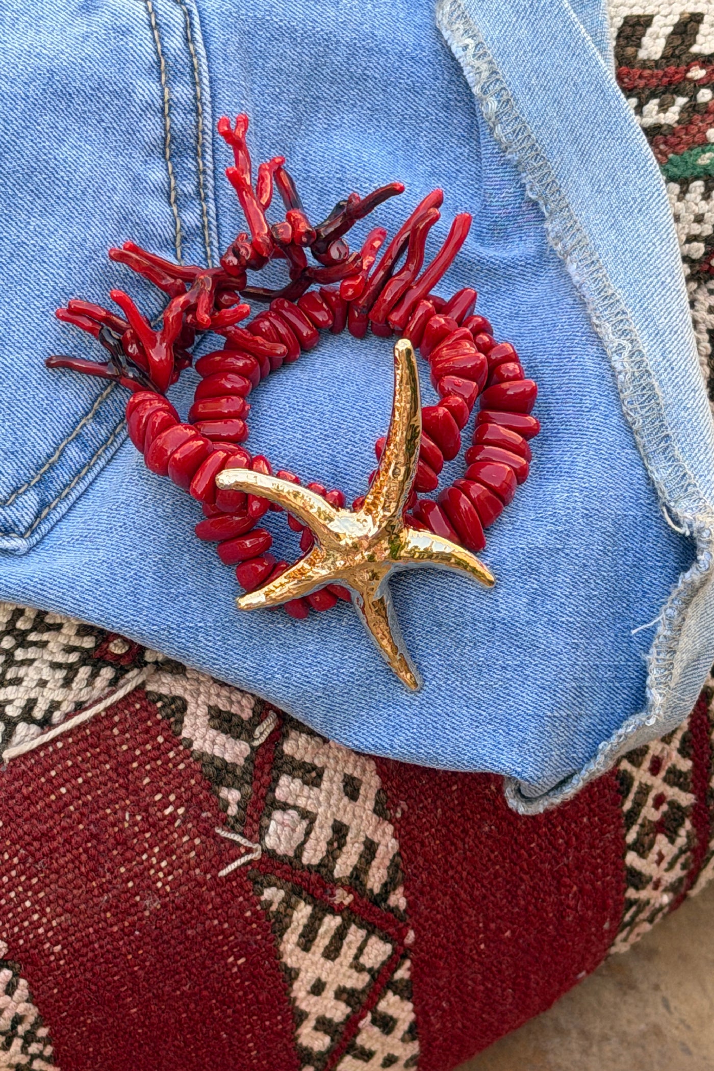 Bracelet double élastique perles effet corail étoile de mer dorée