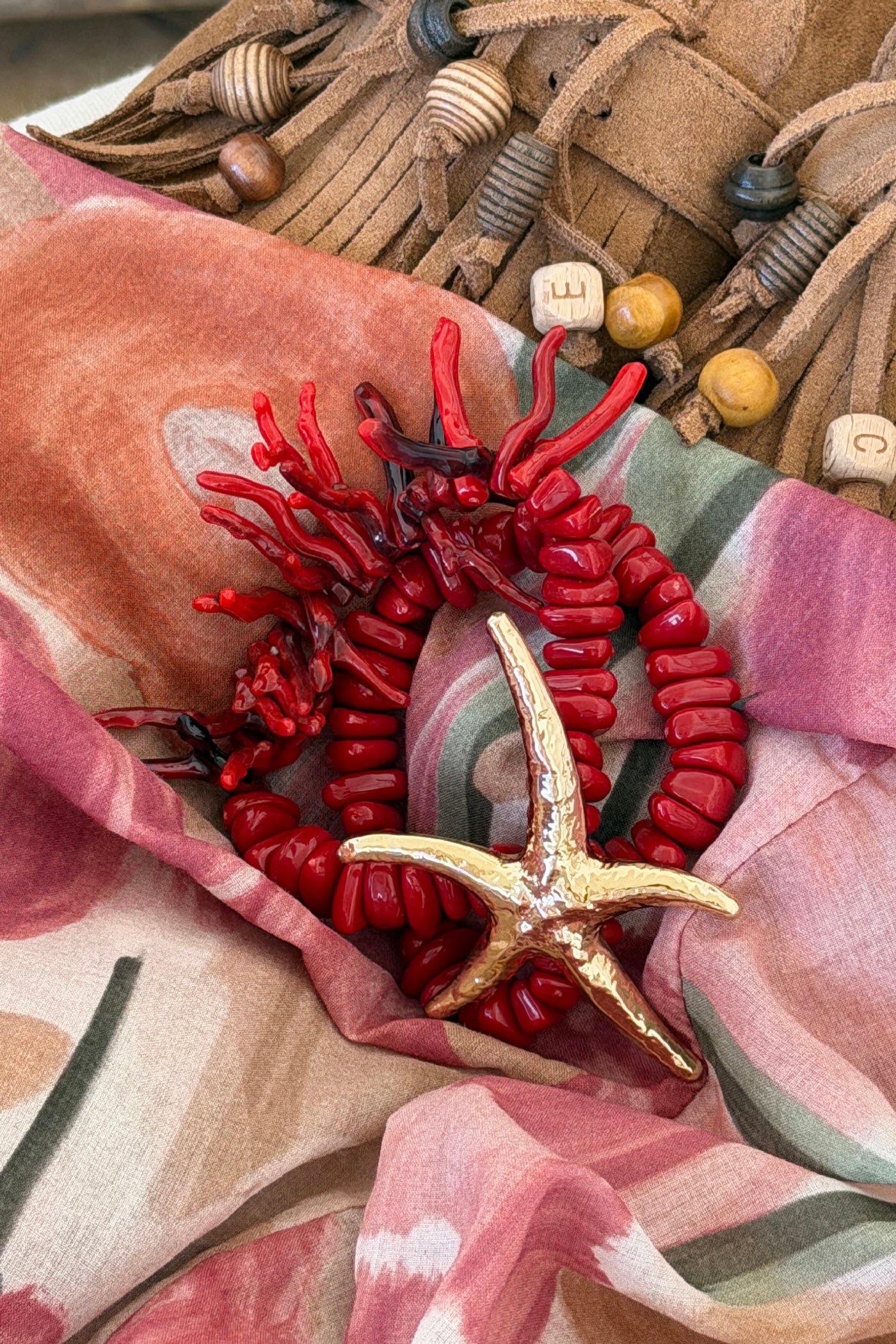 Bracelet double élastique perles effet corail étoile de mer dorée