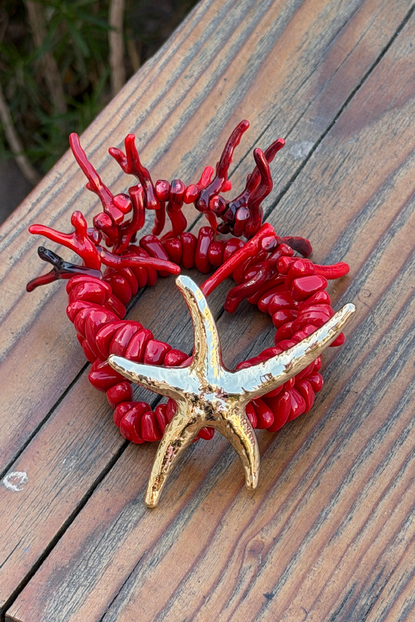Bracelet double élastique perles effet corail étoile de mer dorée