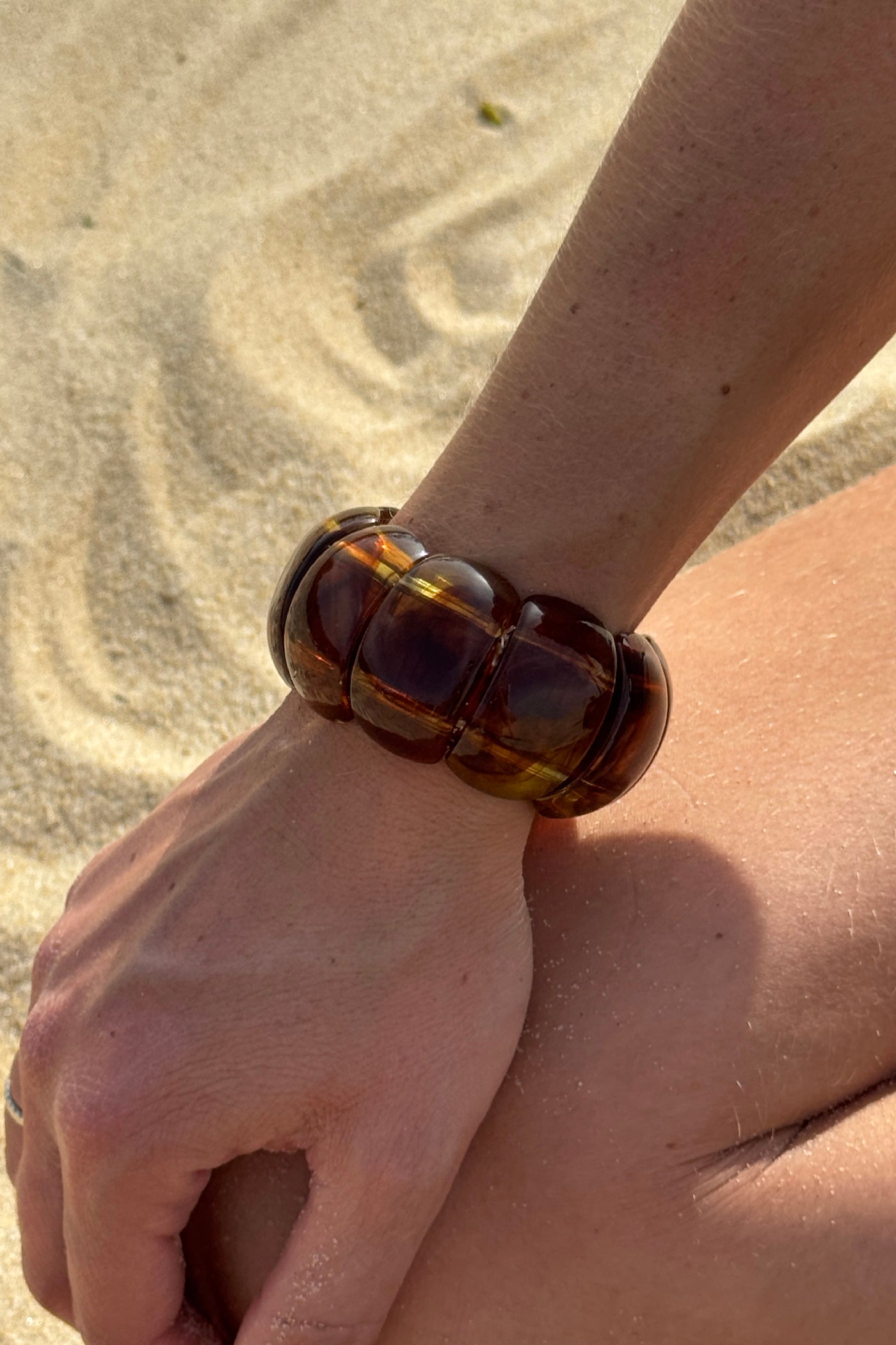 Bracelet élastique en résine écaille marron effet jonc