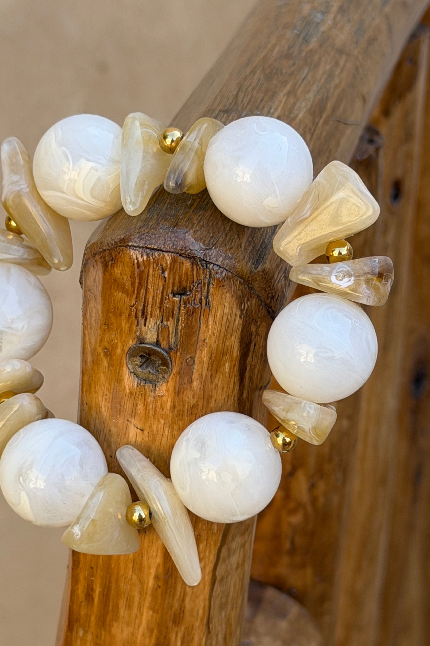 Bracelet élastique perles en résine irrégulière effet pierre marbrée beige et écru