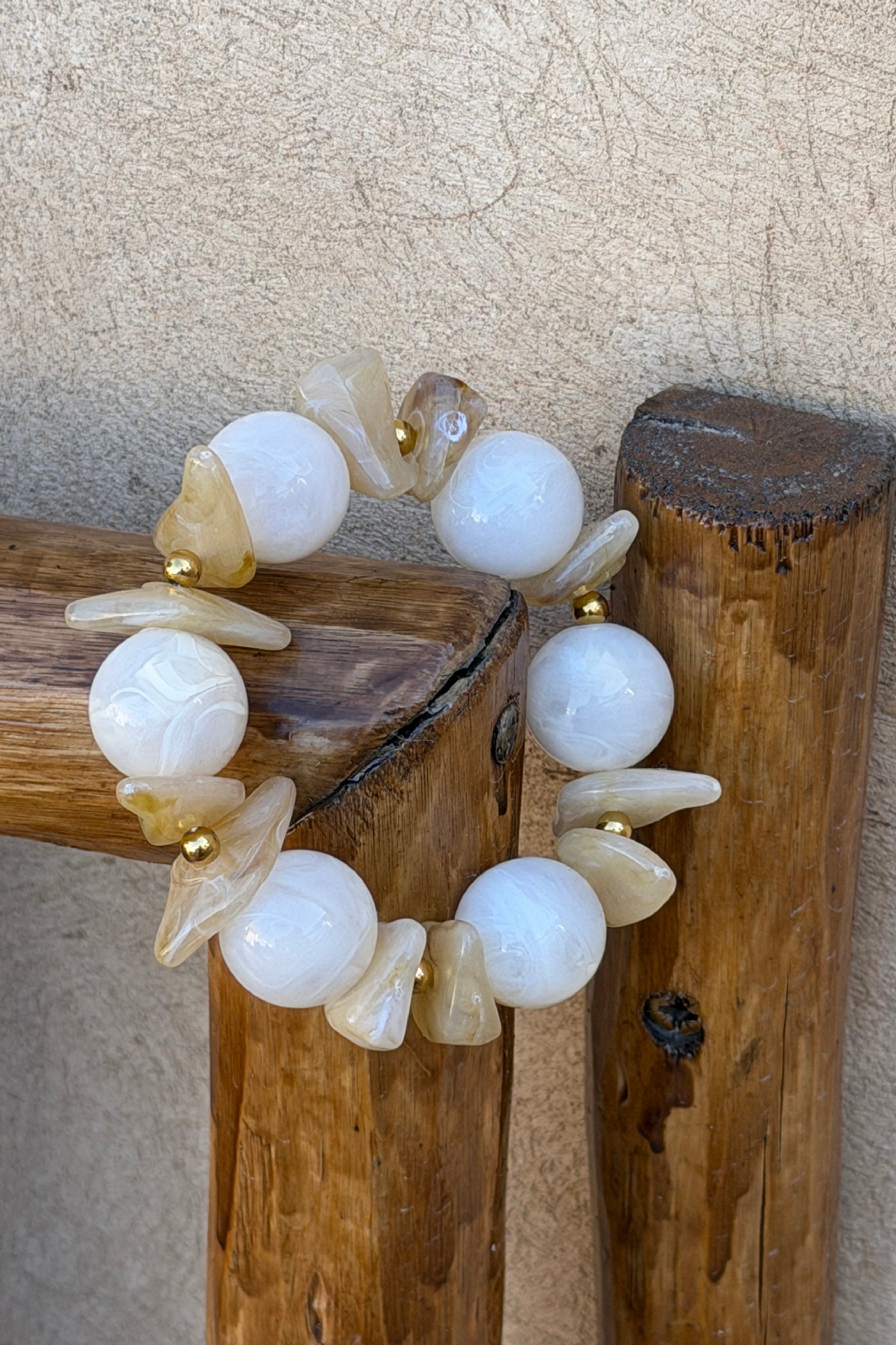 Bracelet élastique perles en résine irrégulière effet pierre marbrée beige et écru