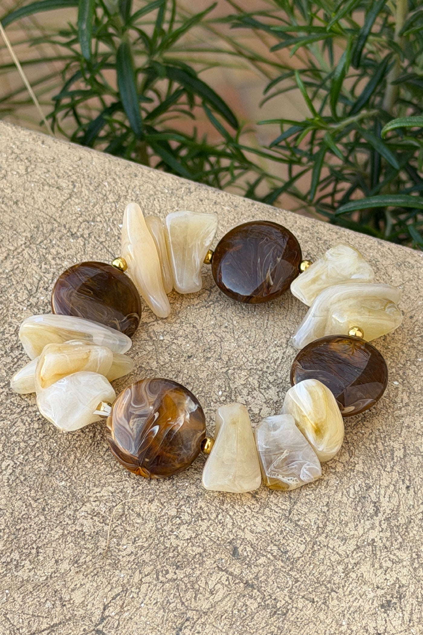 Bracelet élastique perles en résine irrégulière effet pierre marbrée marron et beige