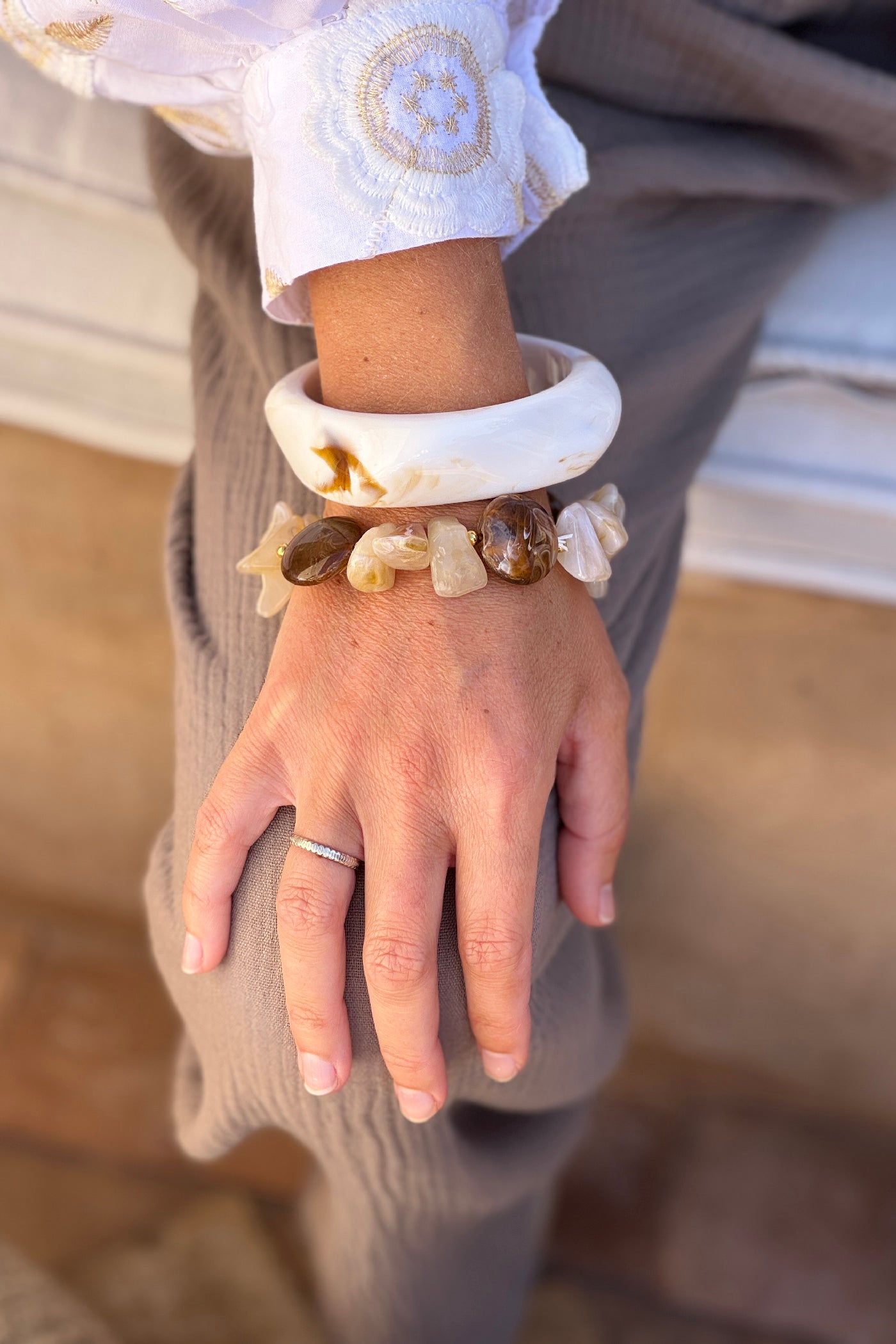 Bracelet élastique perles en résine irrégulière effet pierre marbrée marron et beige