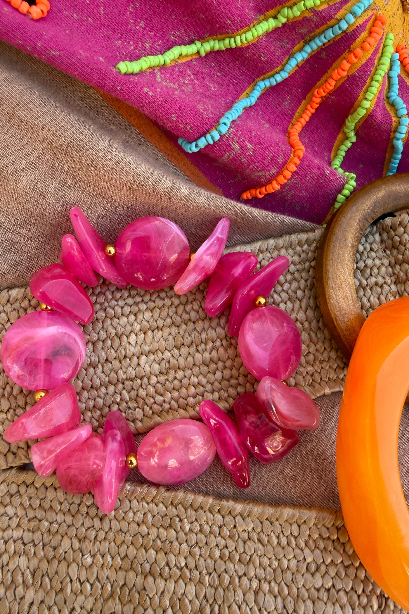 Bracelet élastique perles en résine irrégulière effet pierre marbrée rose fuchsia