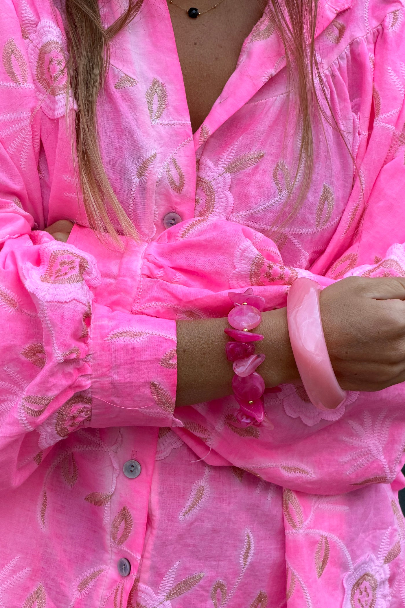 Bracelet élastique perles en résine irrégulière effet pierre marbrée rose fuchsia
