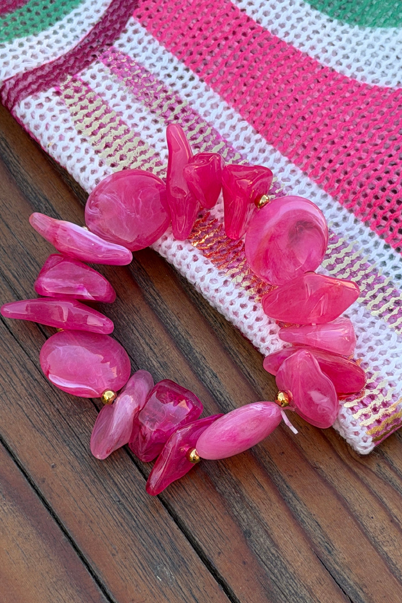 Bracelet élastique perles en résine irrégulière effet pierre marbrée rose fuchsia