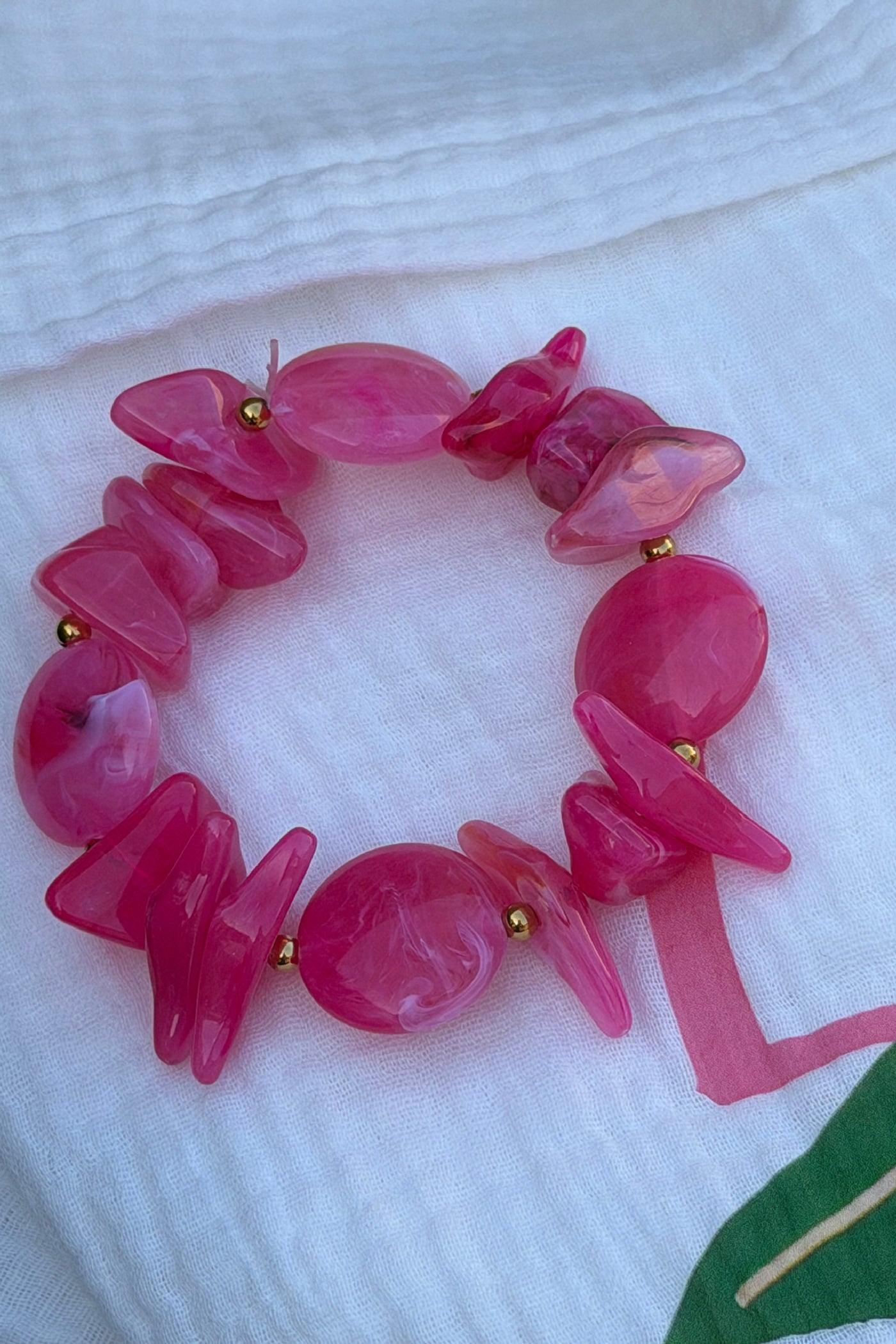 Bracelet élastique perles en résine irrégulière effet pierre marbrée rose fuchsia