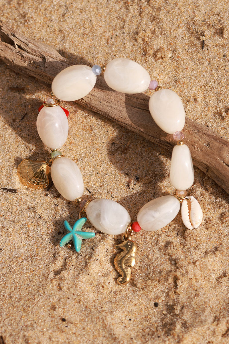Bracelet élastique en perles résines blanches style pierres breloques plage