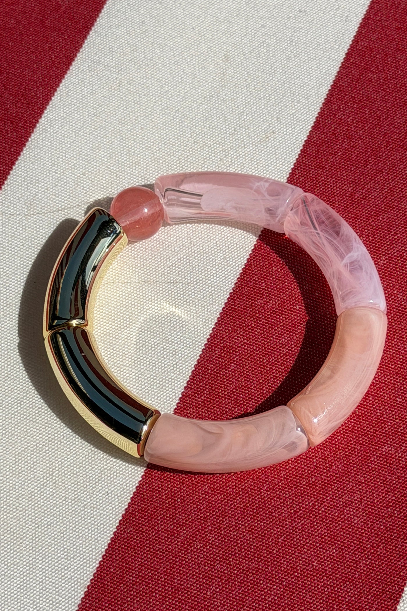 Bracelet élastique style jonc en perles acetate rose pâle et dorées