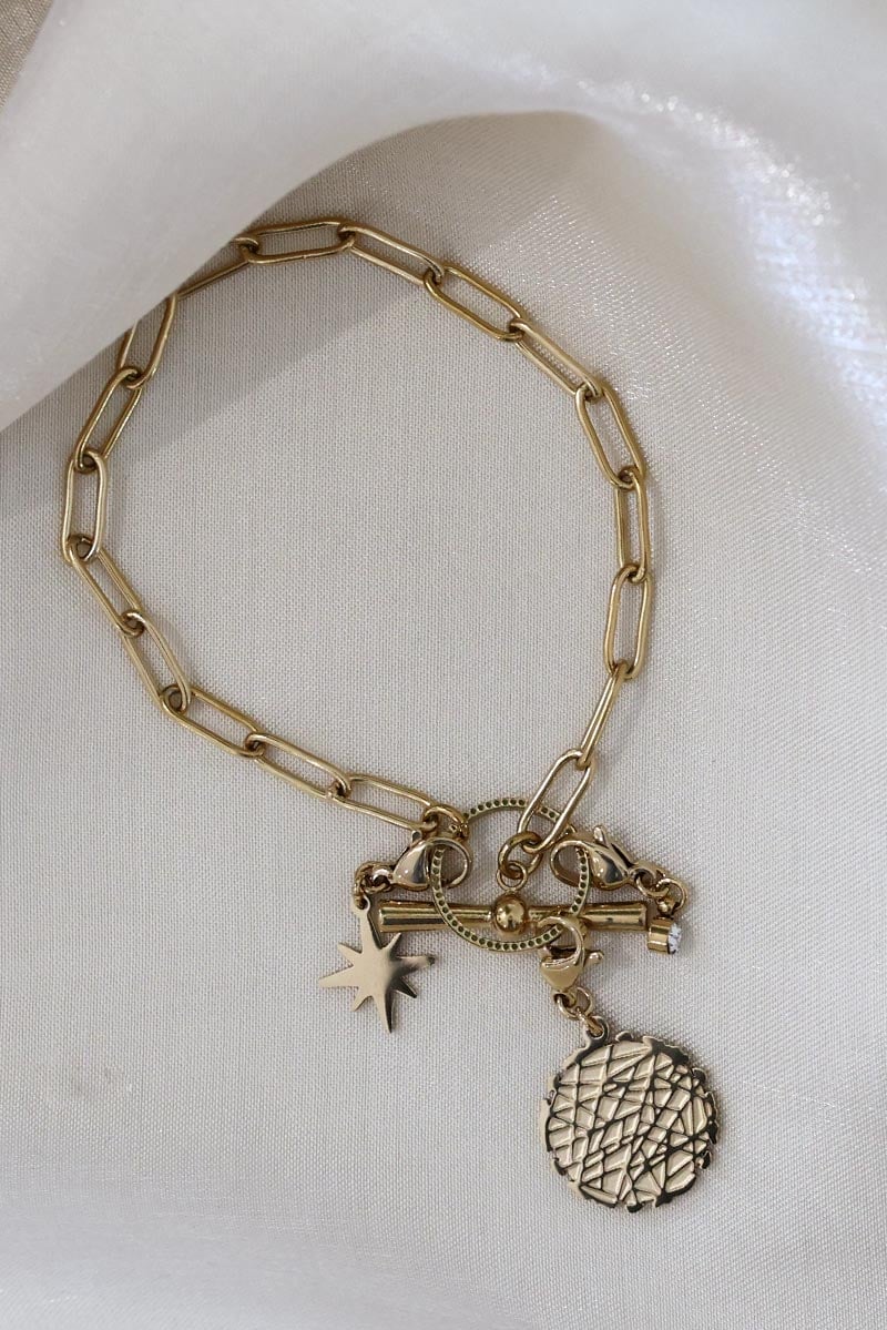 Bracelet en grosse maille dorée anneau fermoir avec breloques H017