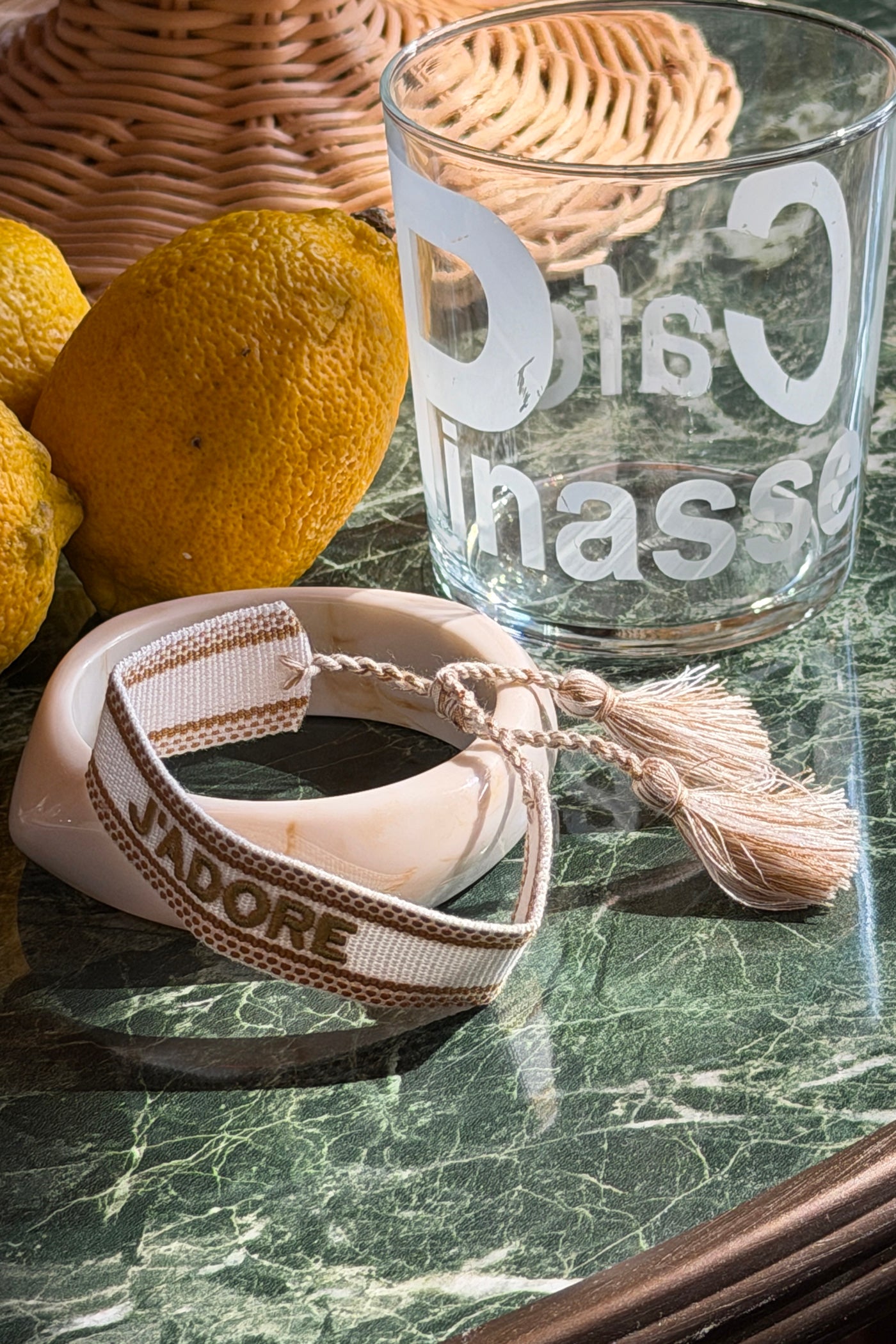 Bracelet en tissu blanc réglable avec pompons broderie J'adore camel et doré