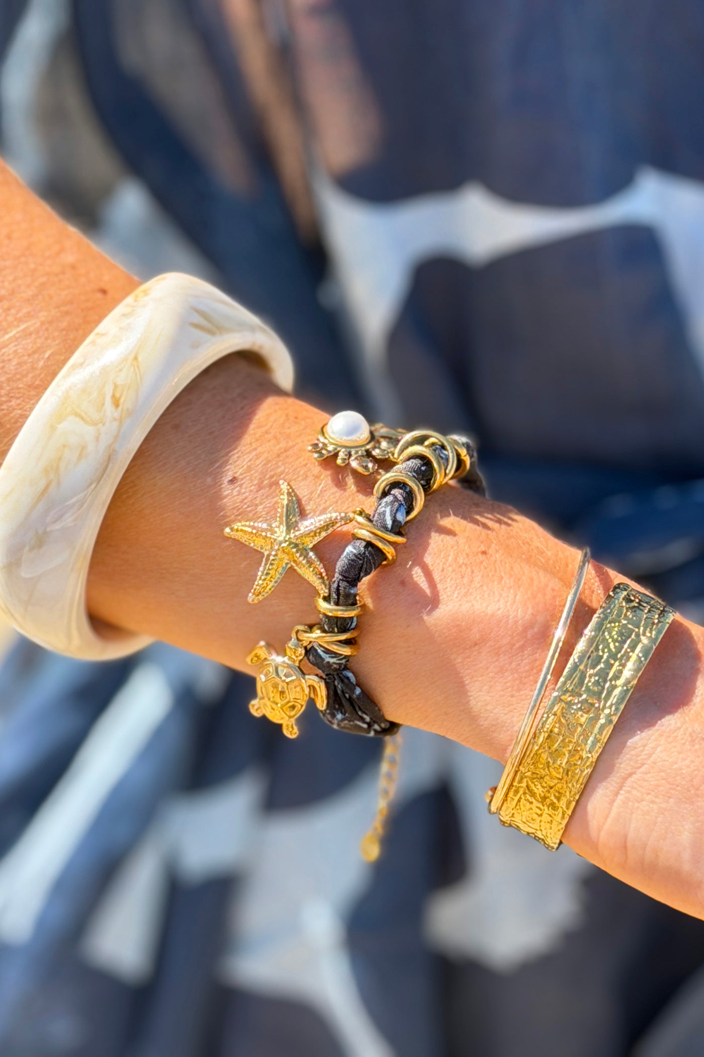 Bracelet en tissu bleu marine imprimé coquillage breloque crabe mer