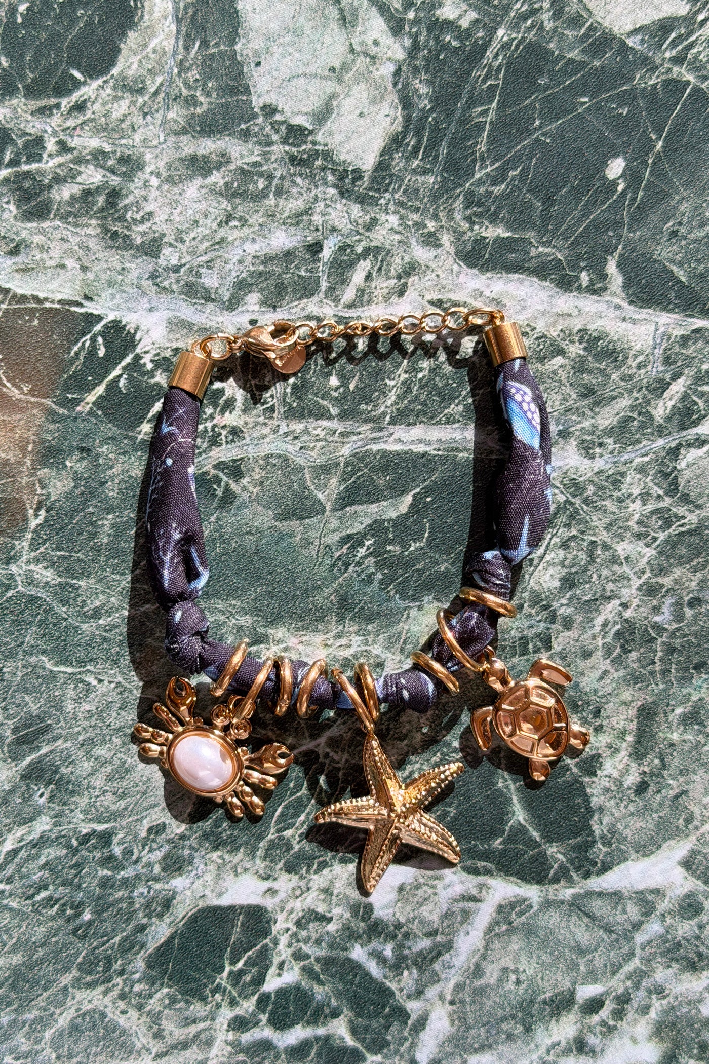 Bracelet en tissu bleu marine imprimé coquillage breloque crabe mer