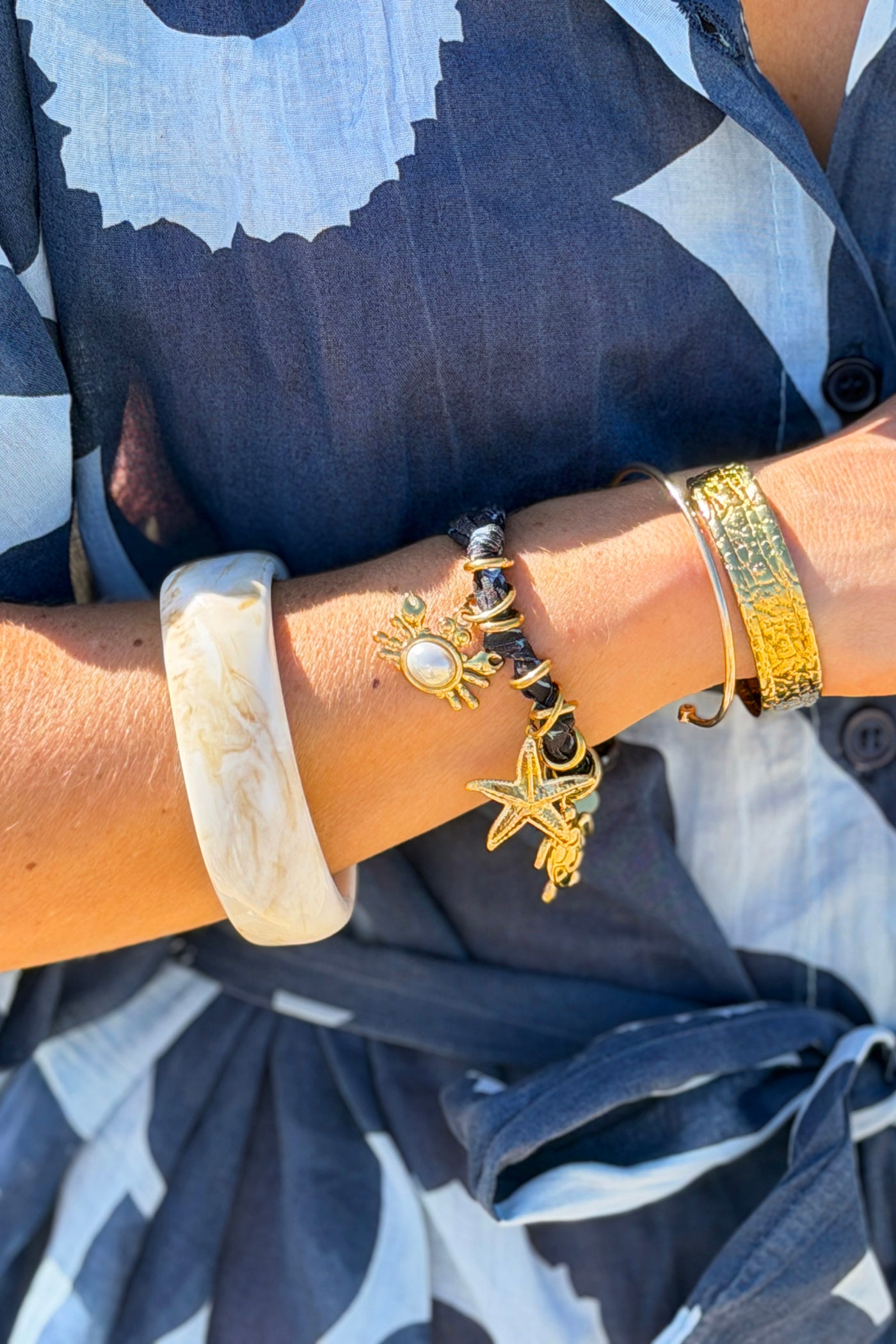 Bracelet en tissu bleu marine imprimé coquillage breloque crabe mer
