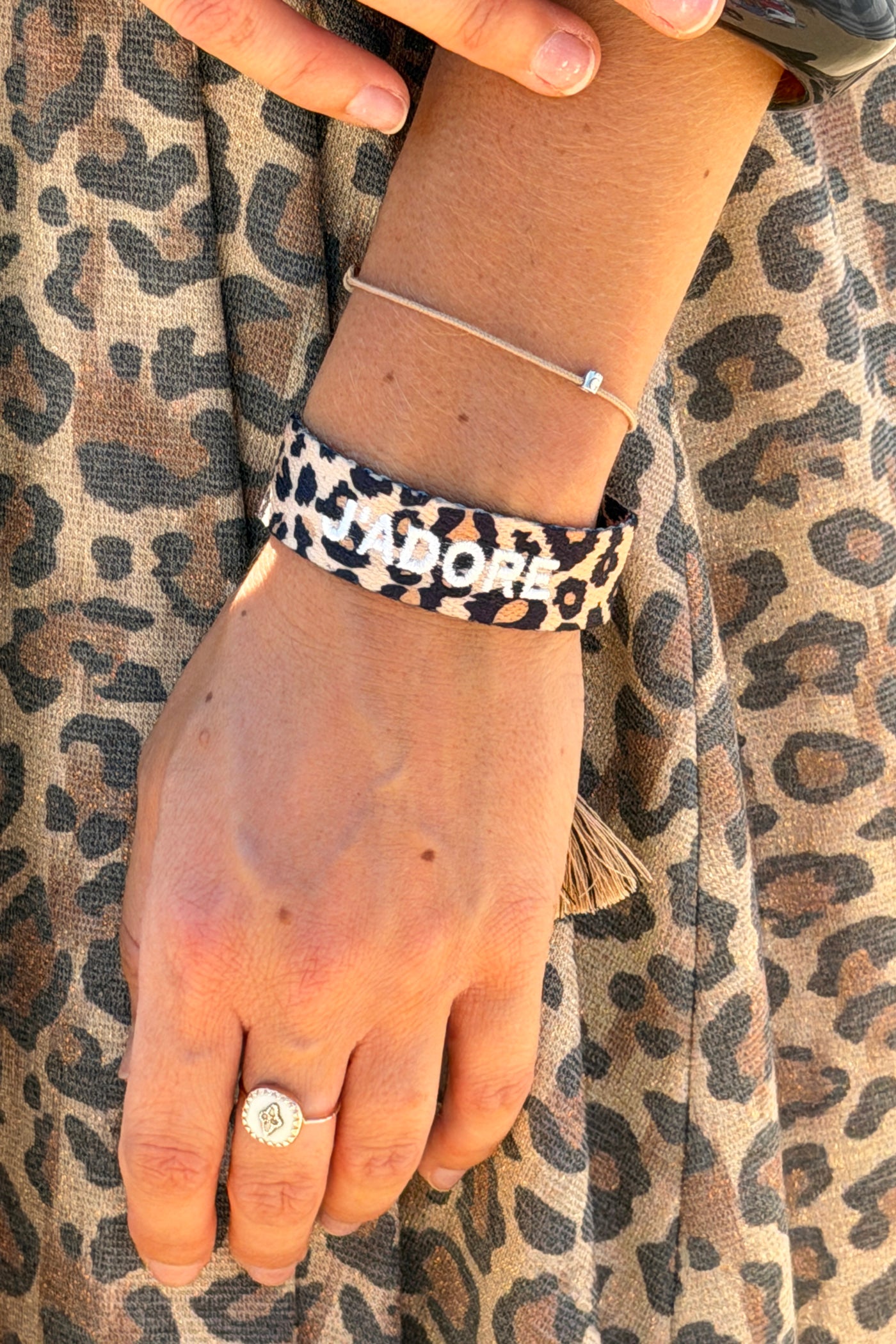 Bracelet en tissu imprimé léopard réglable avec pompons broderie J'adore blanc