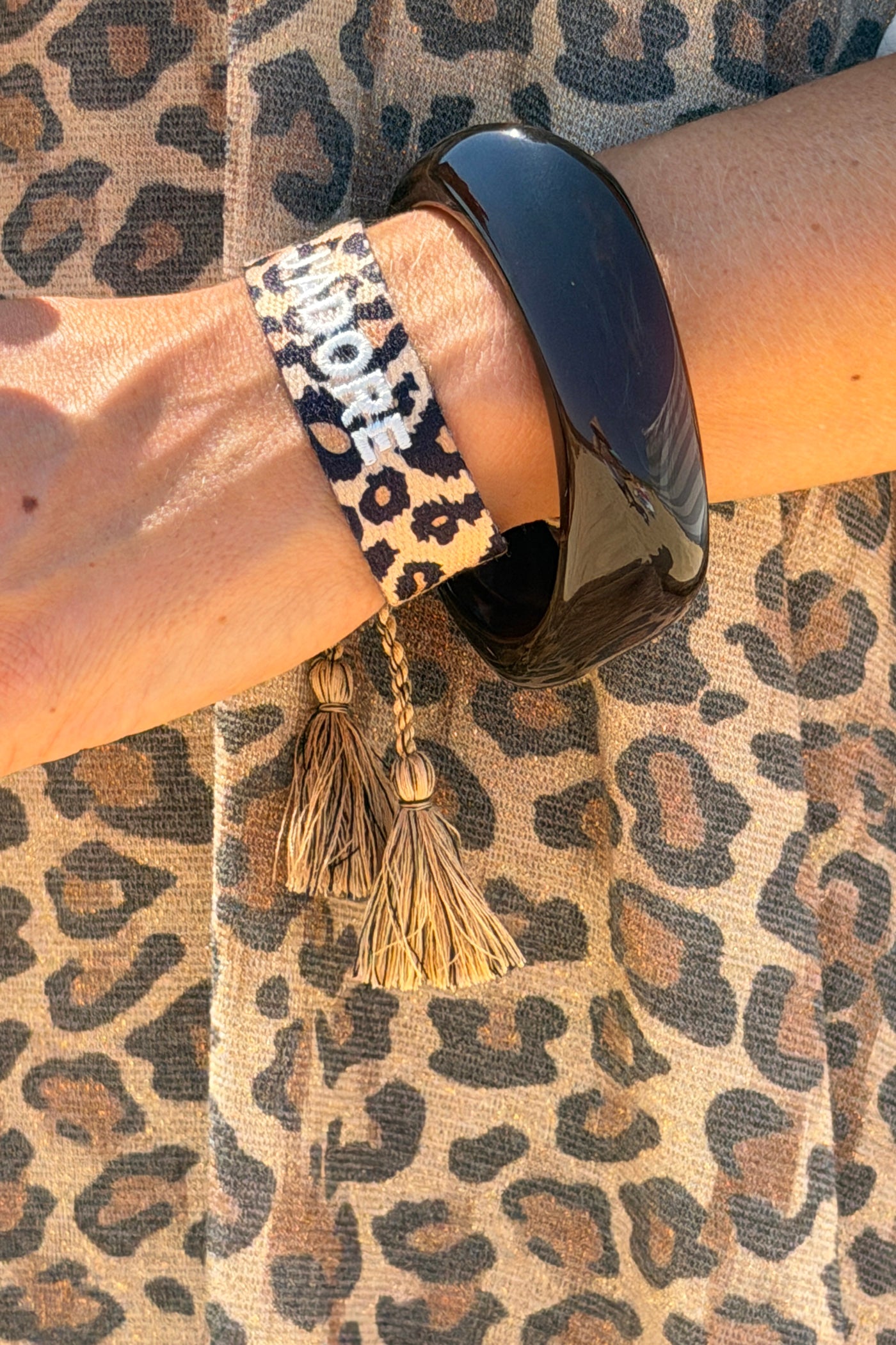 Bracelet en tissu imprimé léopard réglable avec pompons broderie J'adore blanc