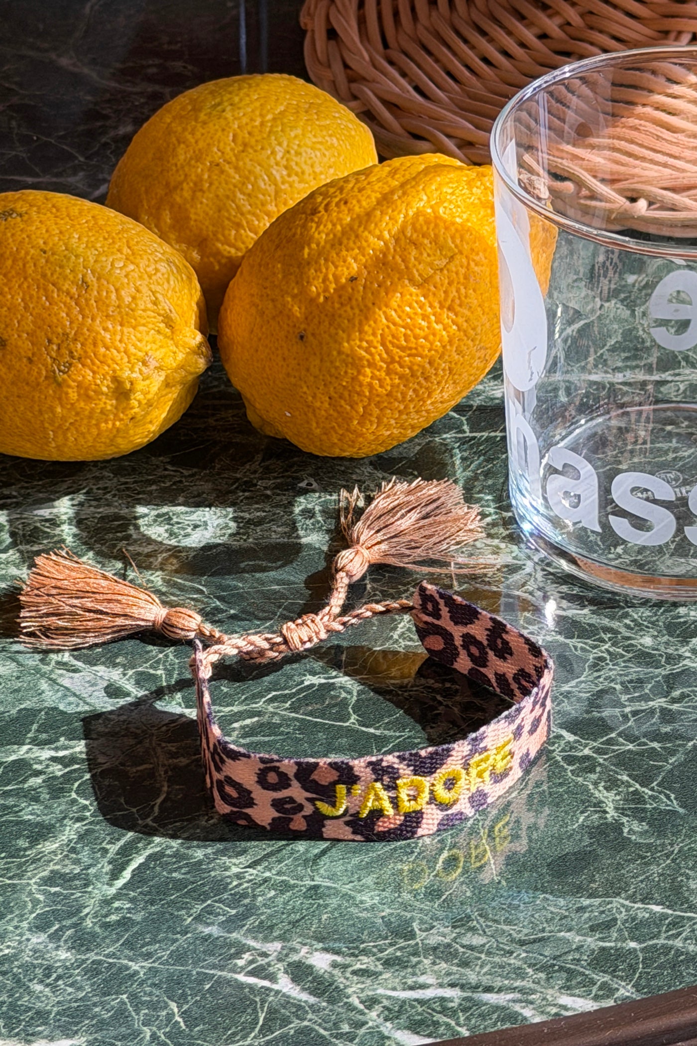 Bracelet en tissu imprimé léopard réglable avec pompons broderie J'adore jaune fluo