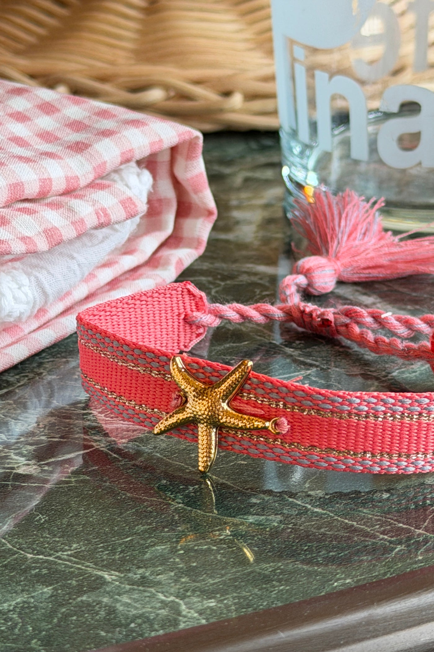 Bracelet en tissu rose corail réglable avec pompons breloque Etoile de mer dorée