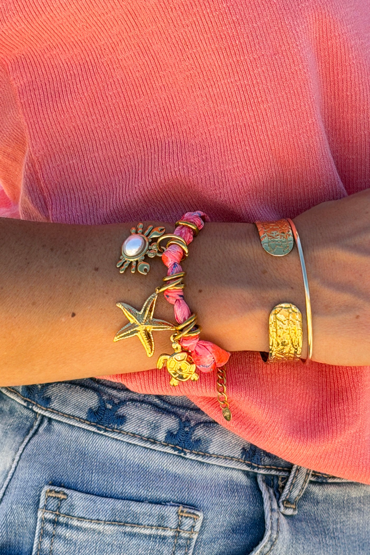 Bracelet en tissu rose imprimé coquillage breloque crabe mer