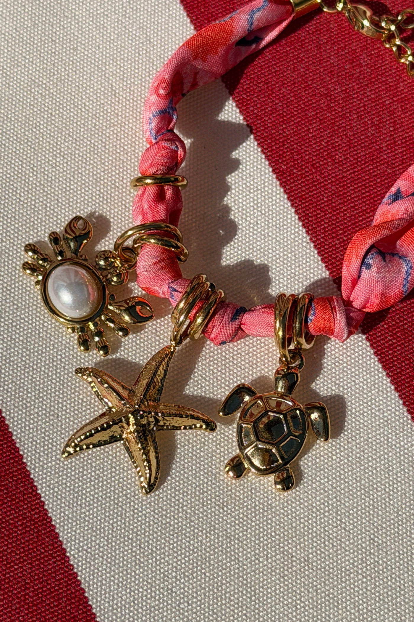 Bracelet en tissu rose imprimé coquillage breloque crabe mer
