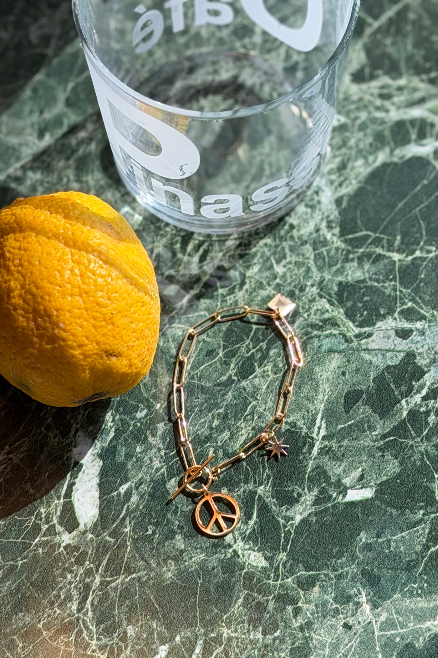 Pulsera grande de malla dorada con colgante de paz y amor.