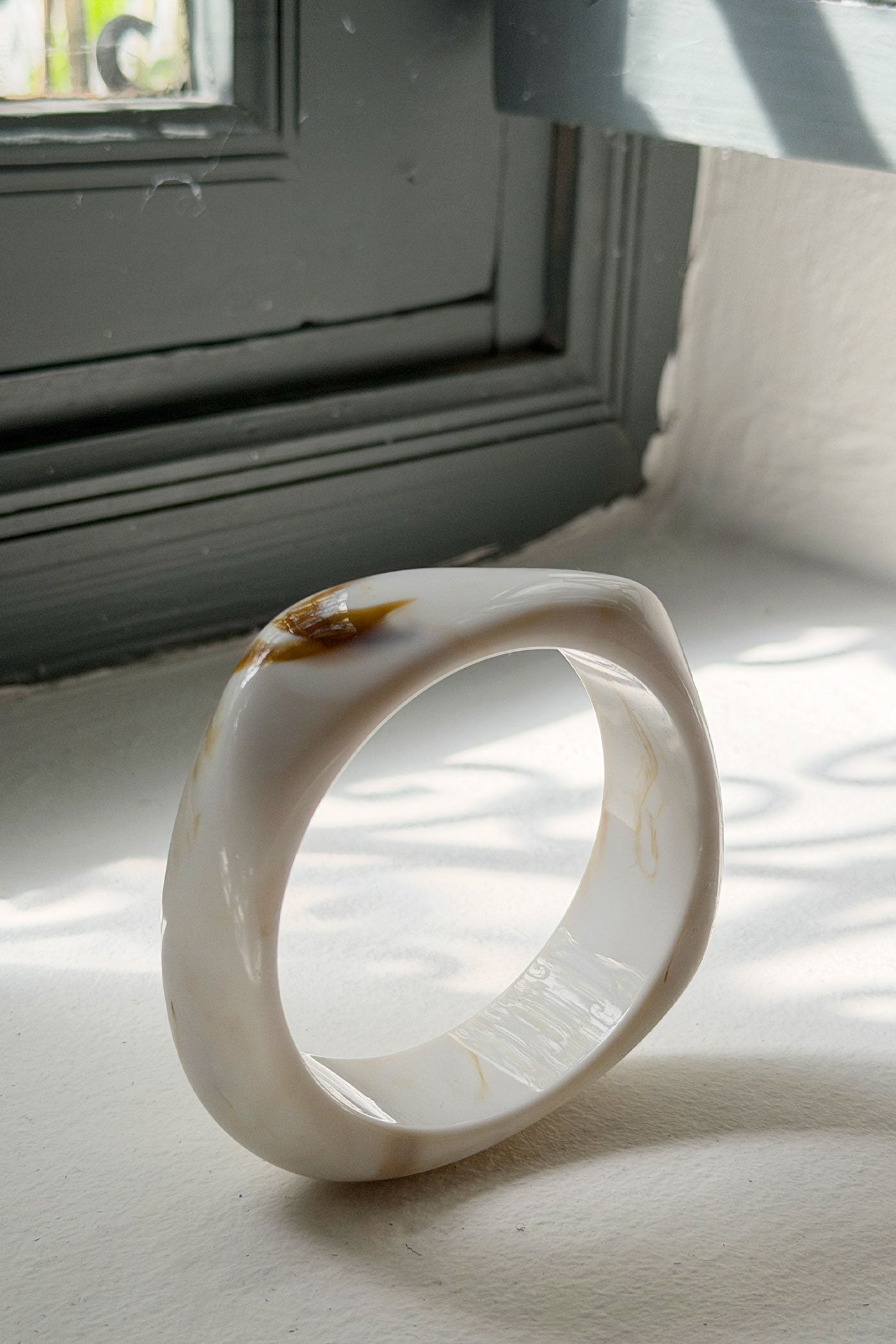 Bracelet jonc en résine marbré blanc