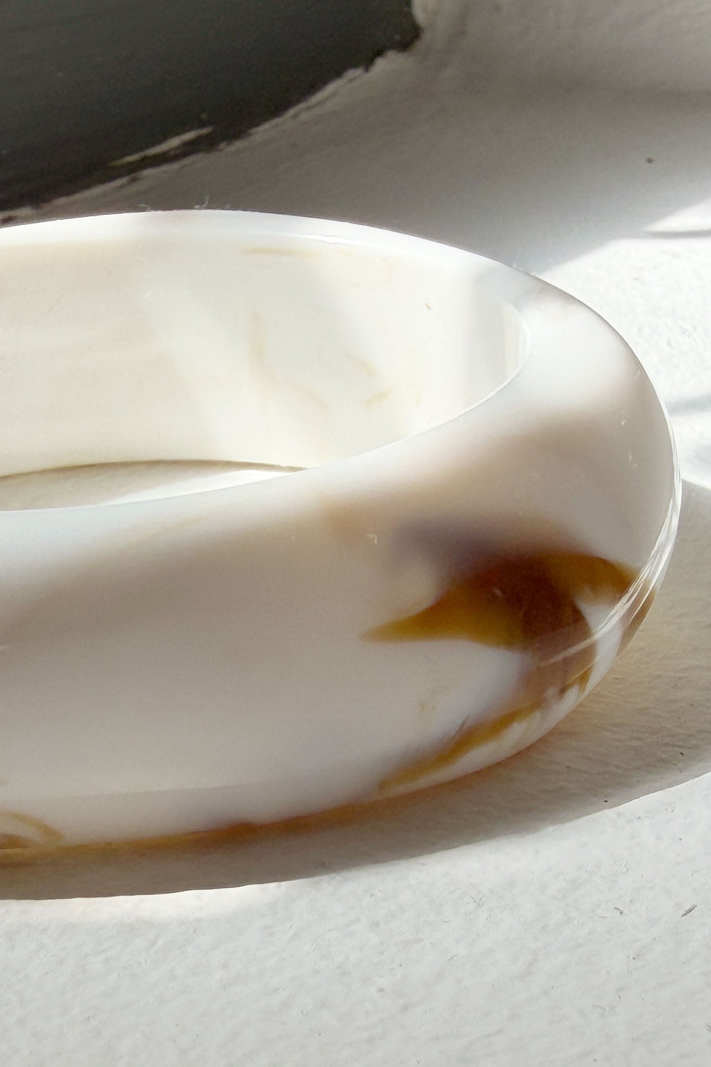 Bracelet jonc en résine marbré blanc