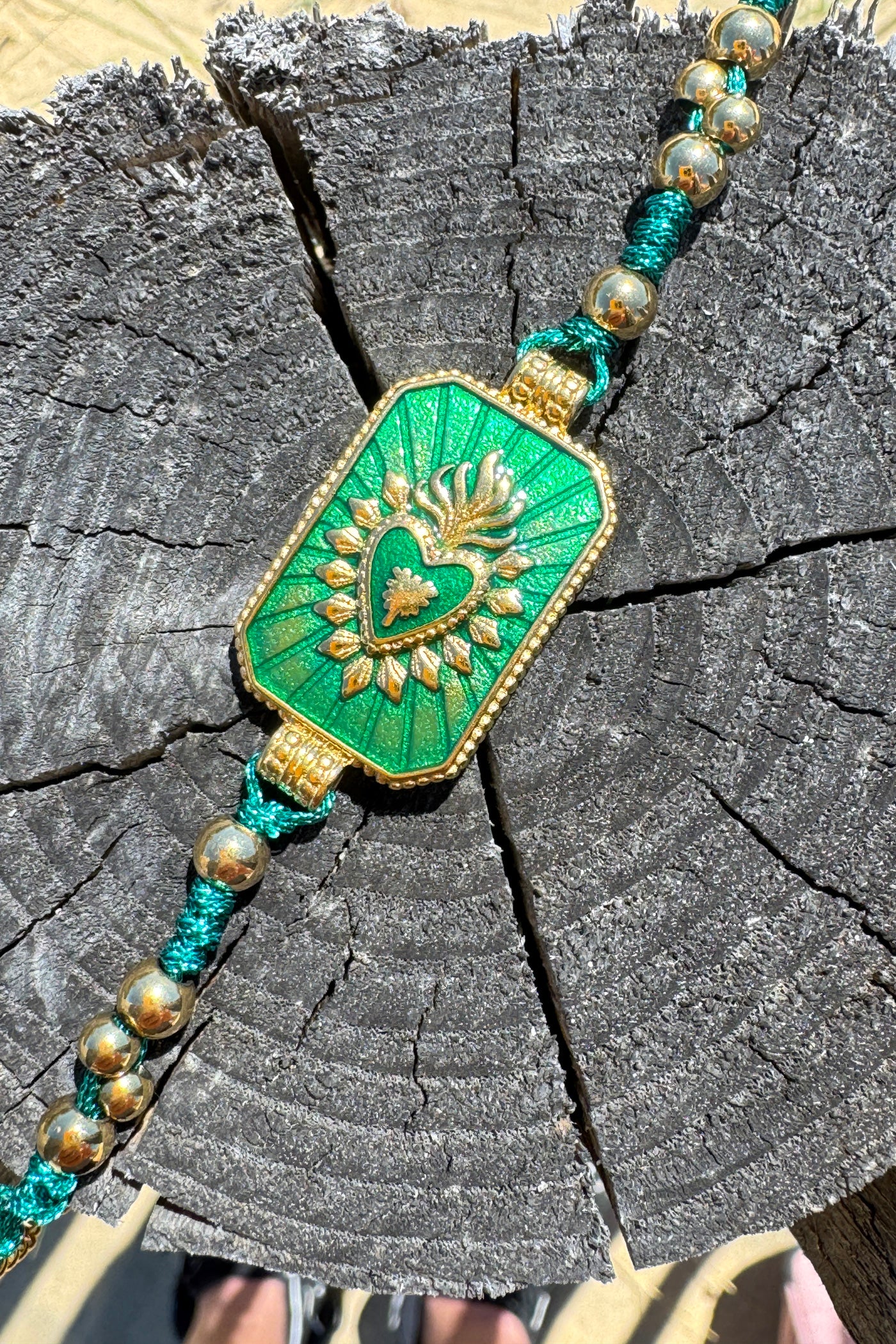 Bracelet lien brillant plaque verte avec cœur doré