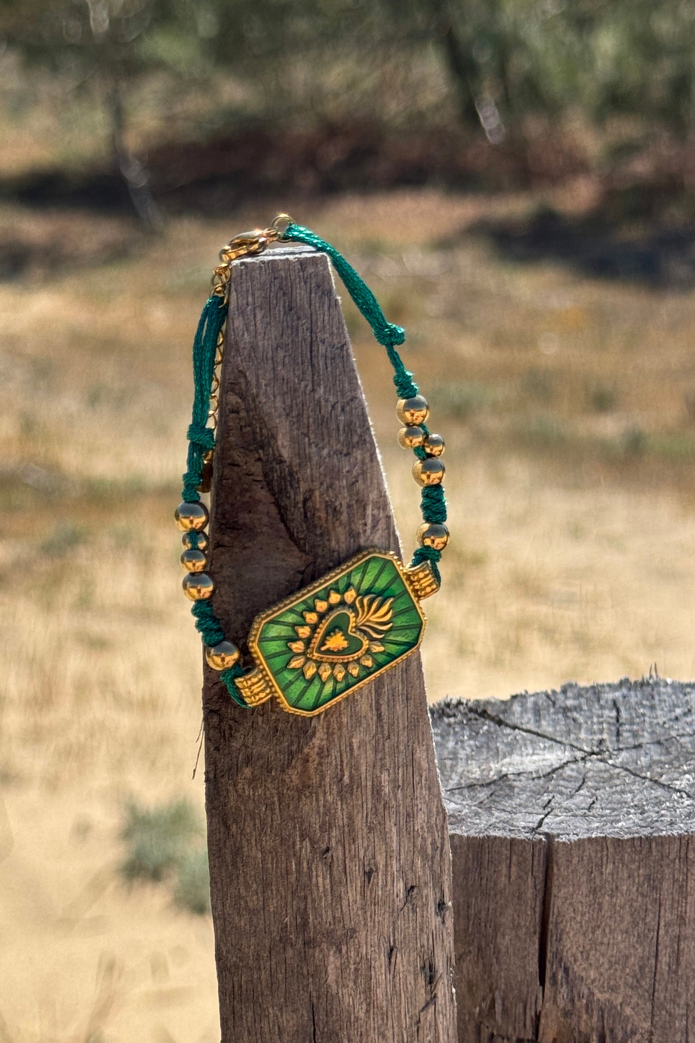 Bracelet lien brillant plaque verte avec cœur doré
