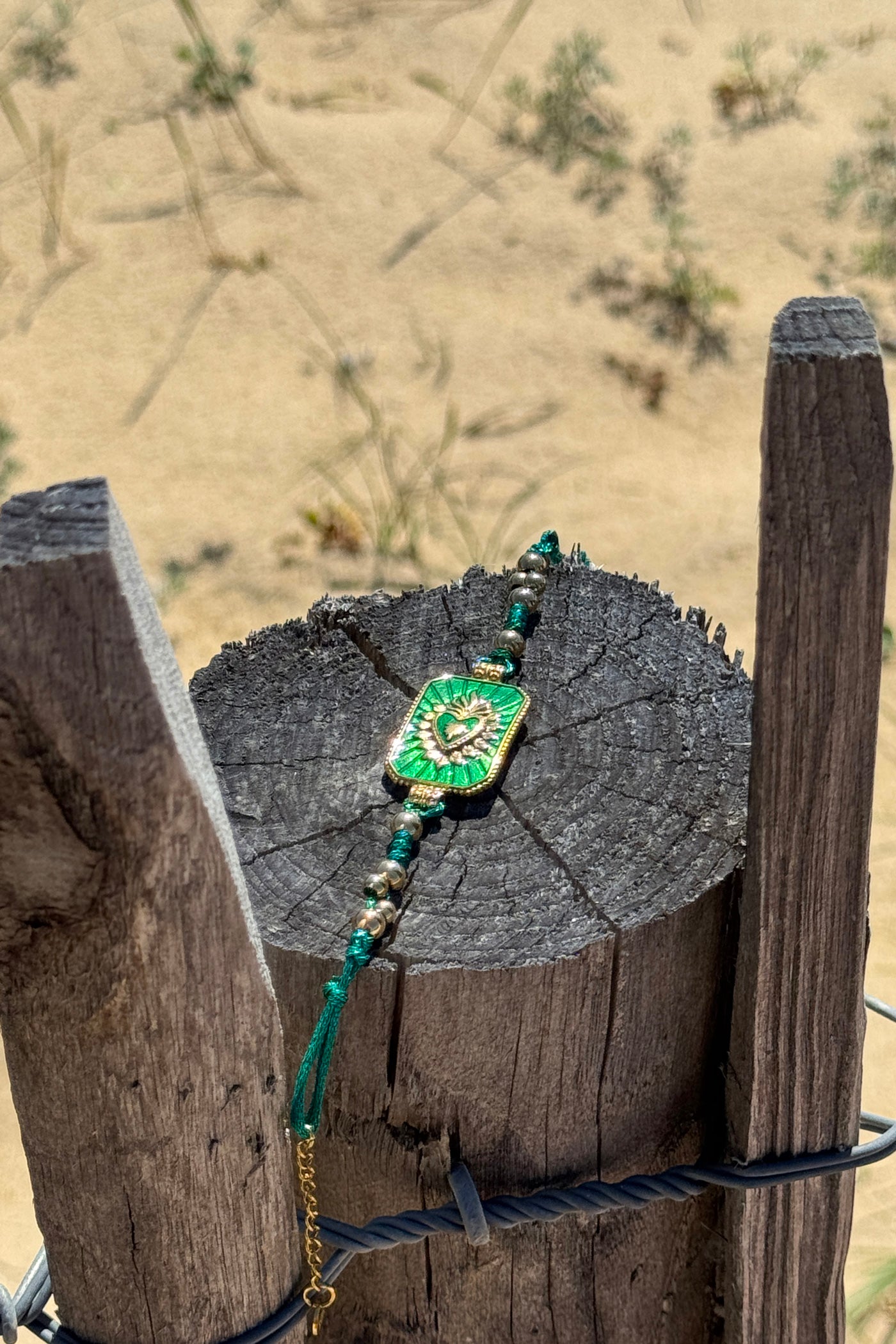 Bracelet lien brillant plaque verte avec cœur doré