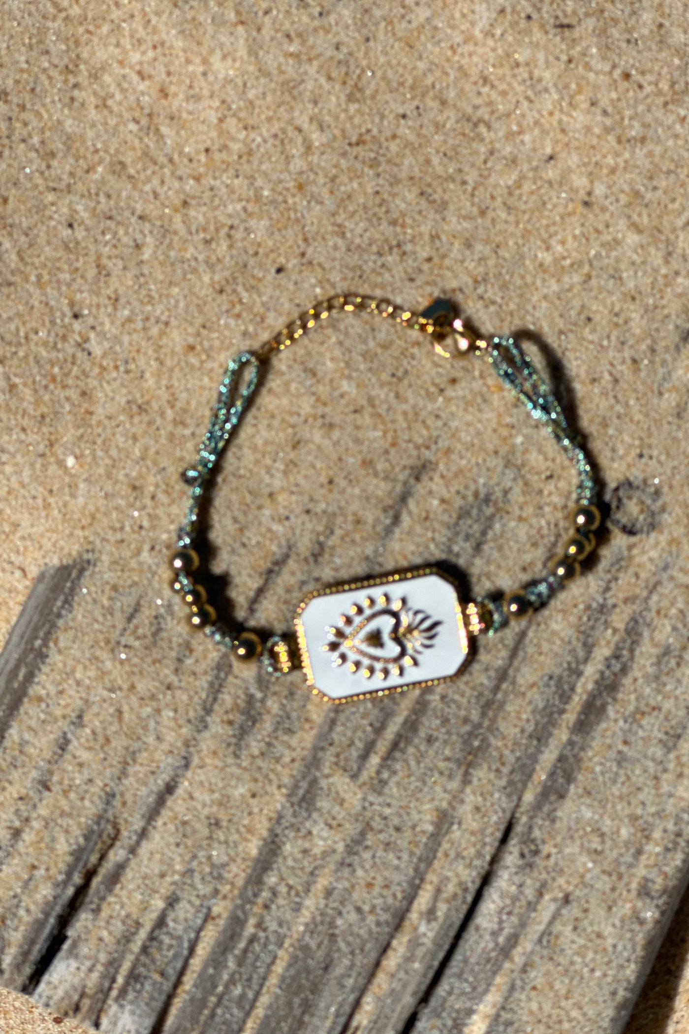 Bracelet lien gris argenté brillant plaque blanche avec cœur doré