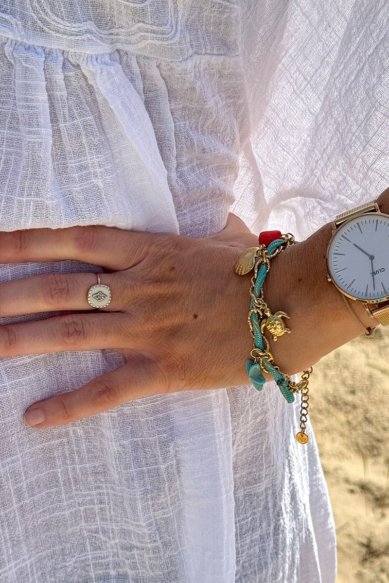 Pulsera de malla dorada y cordón turquesa retorcido con charms de concha y perla